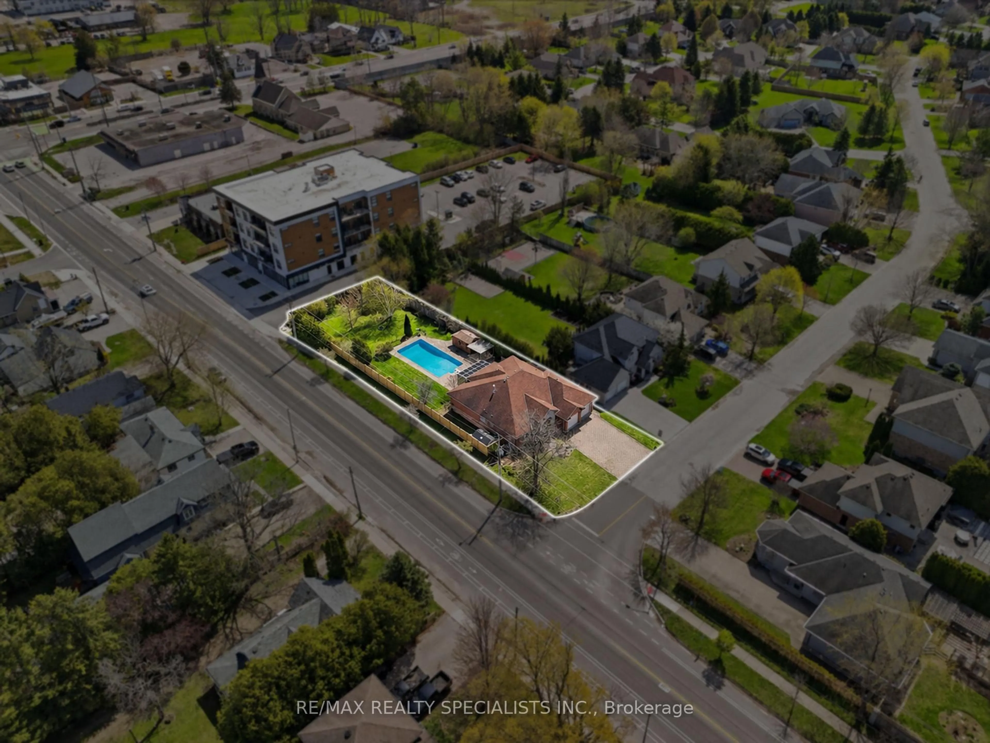 A pic from outside/outdoor area/front of a property/back of a property/a pic from drone, street for 10 Prince Of Wales Gate, London North Ontario N6H 5M3