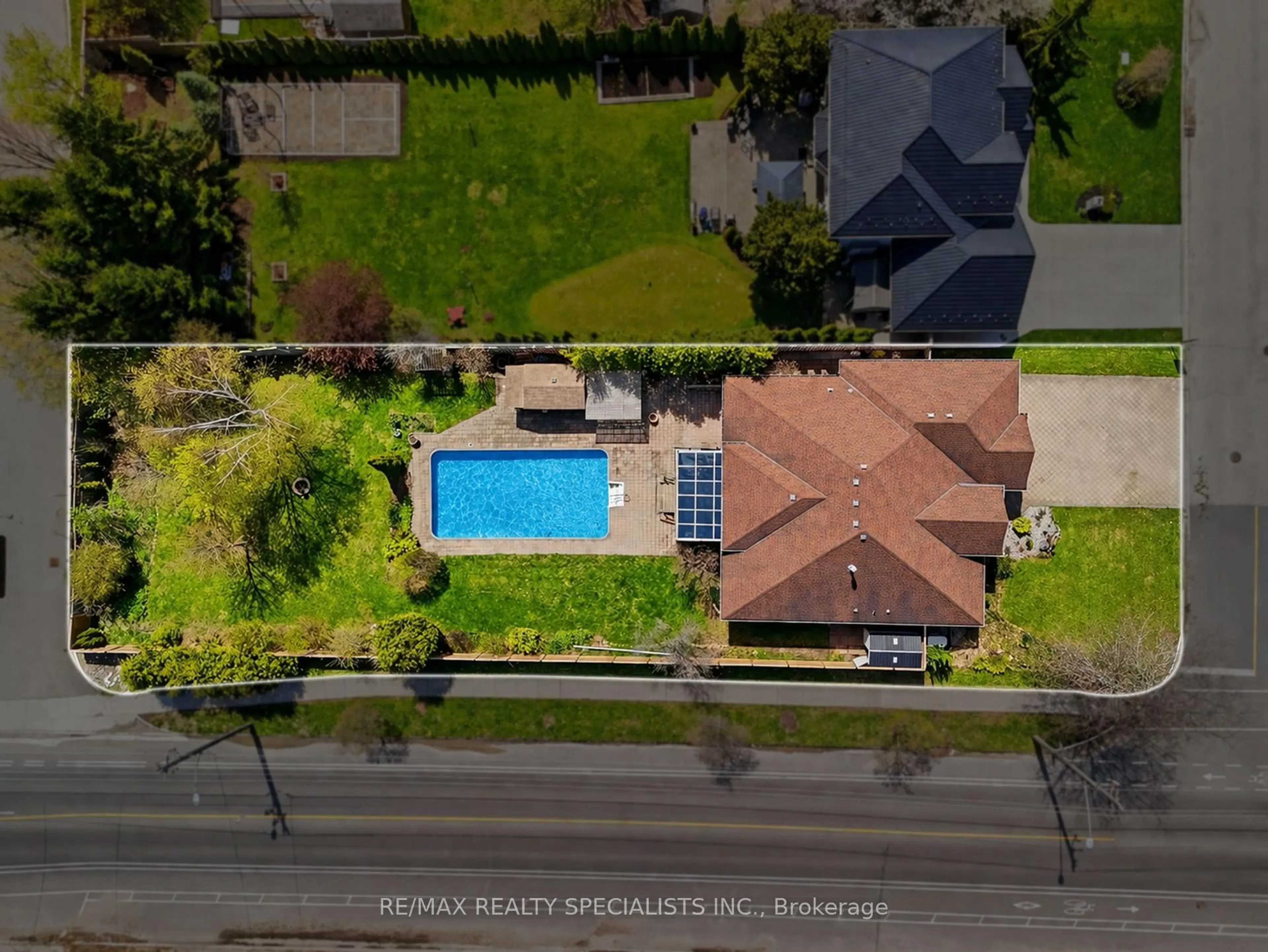 A pic from outside/outdoor area/front of a property/back of a property/a pic from drone, street for 10 Prince Of Wales Gate, London North Ontario N6H 5M3