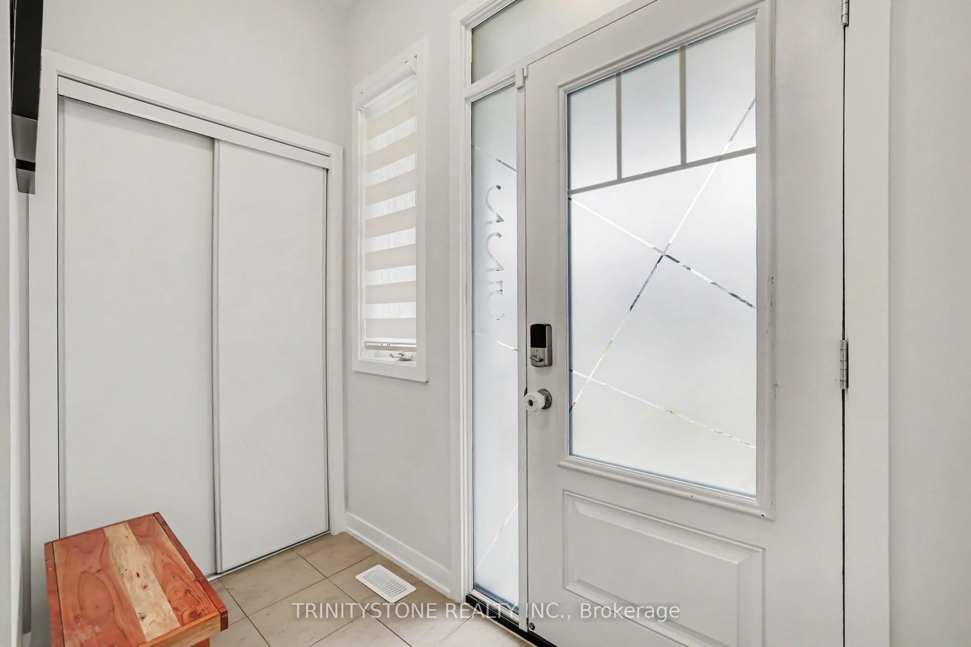 Indoor entryway for 225 Billrian Cres, Ottawa Ontario K2S 3A5