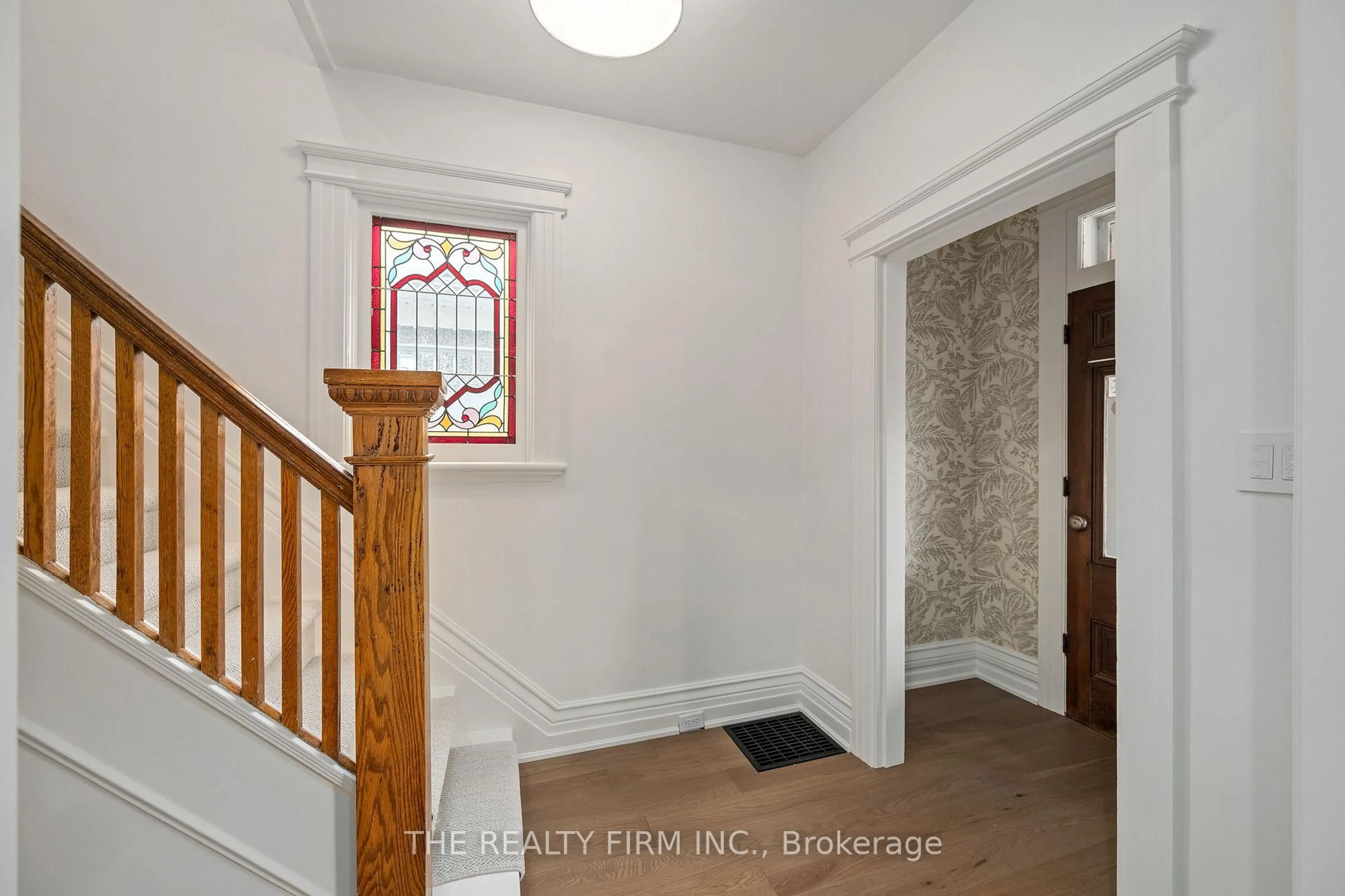 Indoor entryway for 908 Dufferin Ave, London East Ontario N5W 3K2