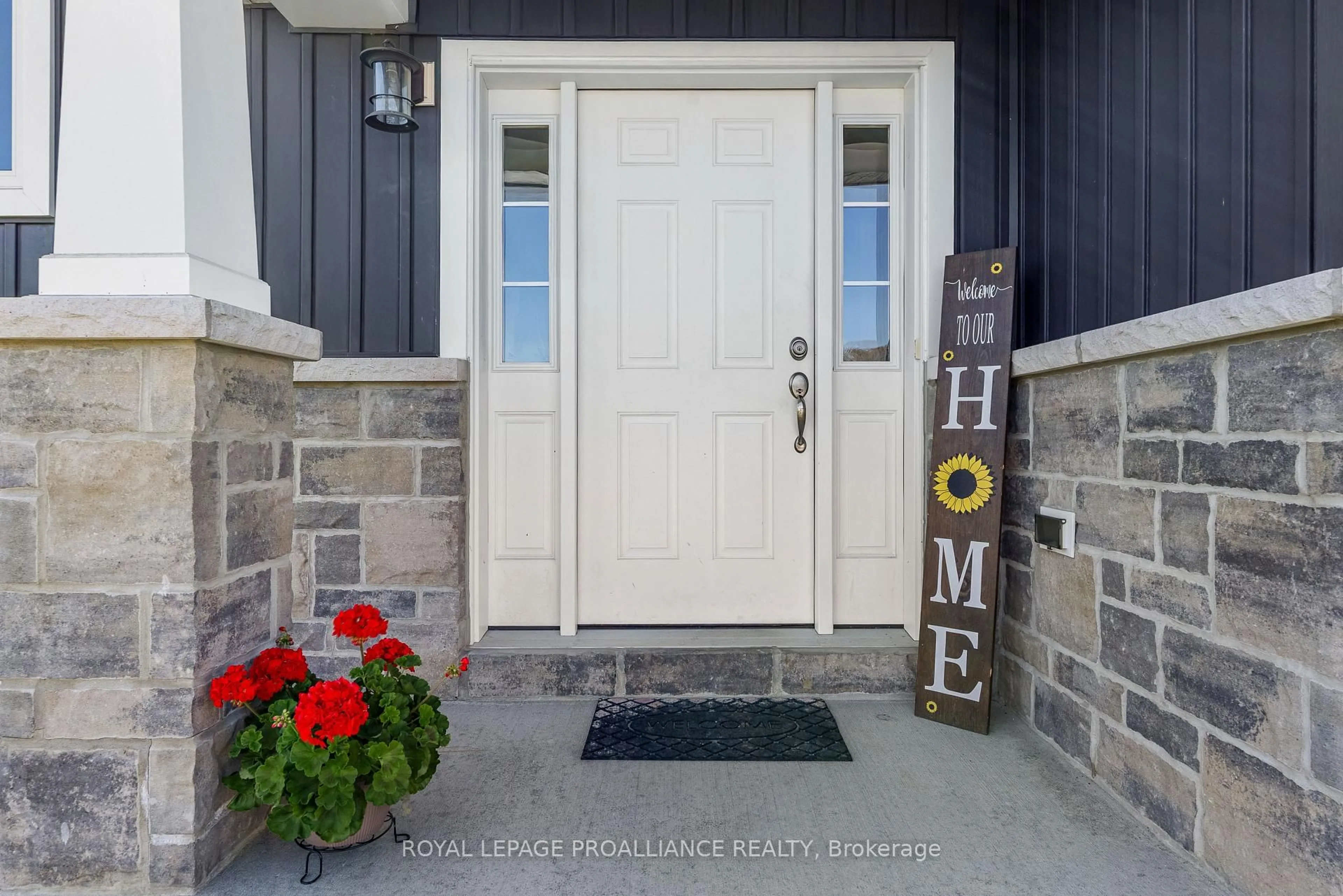 Indoor entryway for 33 Redwood Dr, Belleville Ontario K8N 0K3