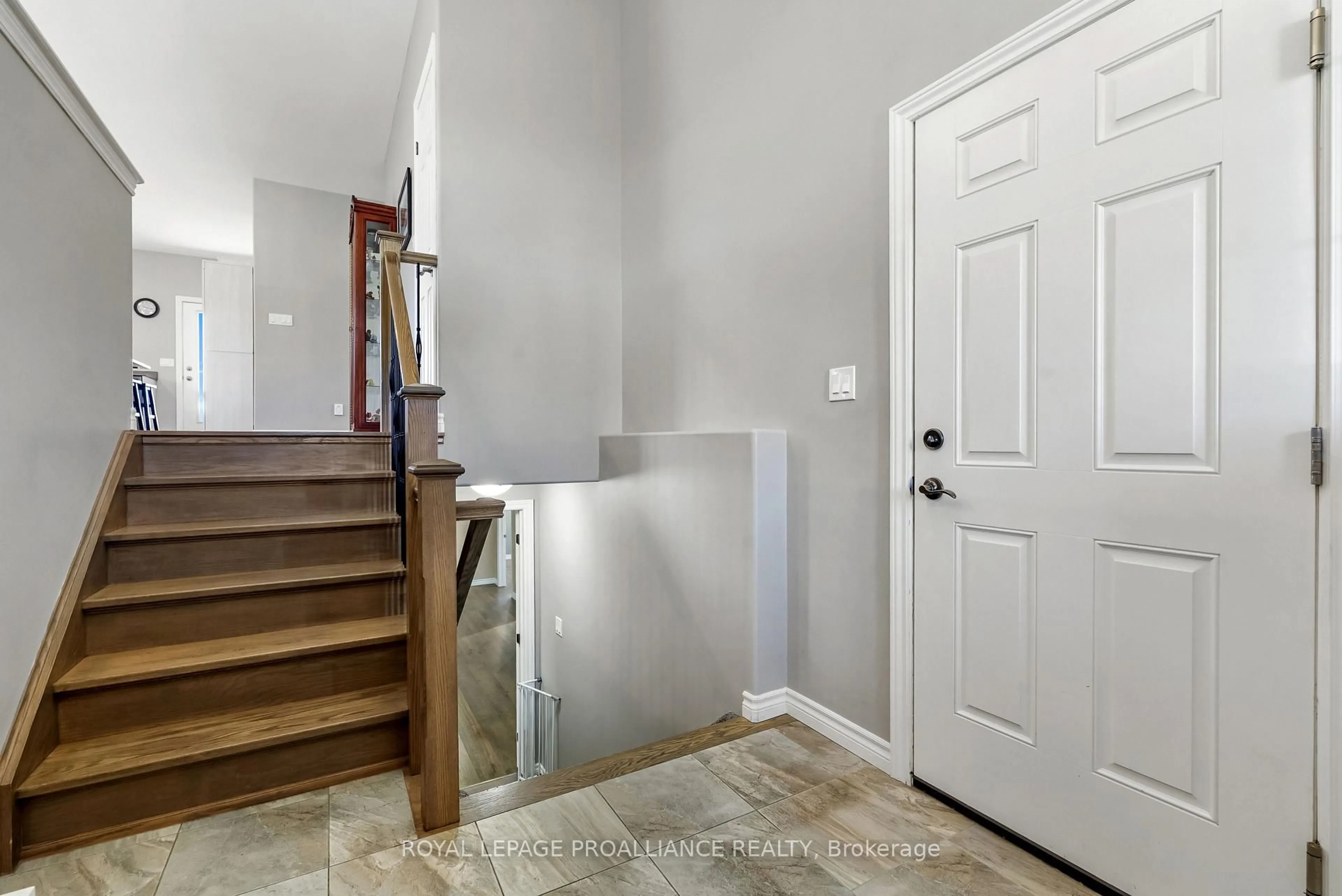 Indoor entryway for 33 Redwood Dr, Belleville Ontario K8N 0K3