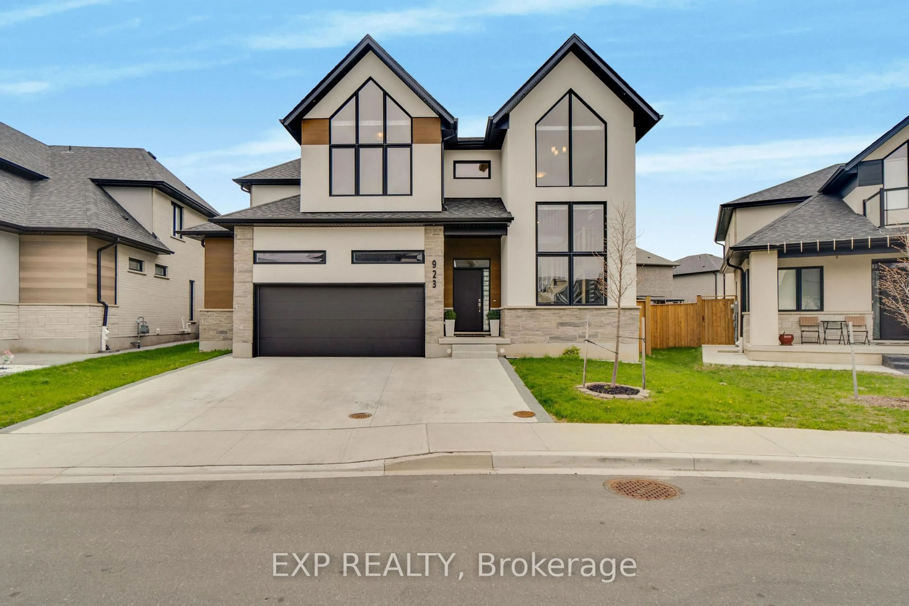 Home with brick exterior material, street for 923 STONECLIFFE Walk #5, Kitchener Ontario N2P 0K5