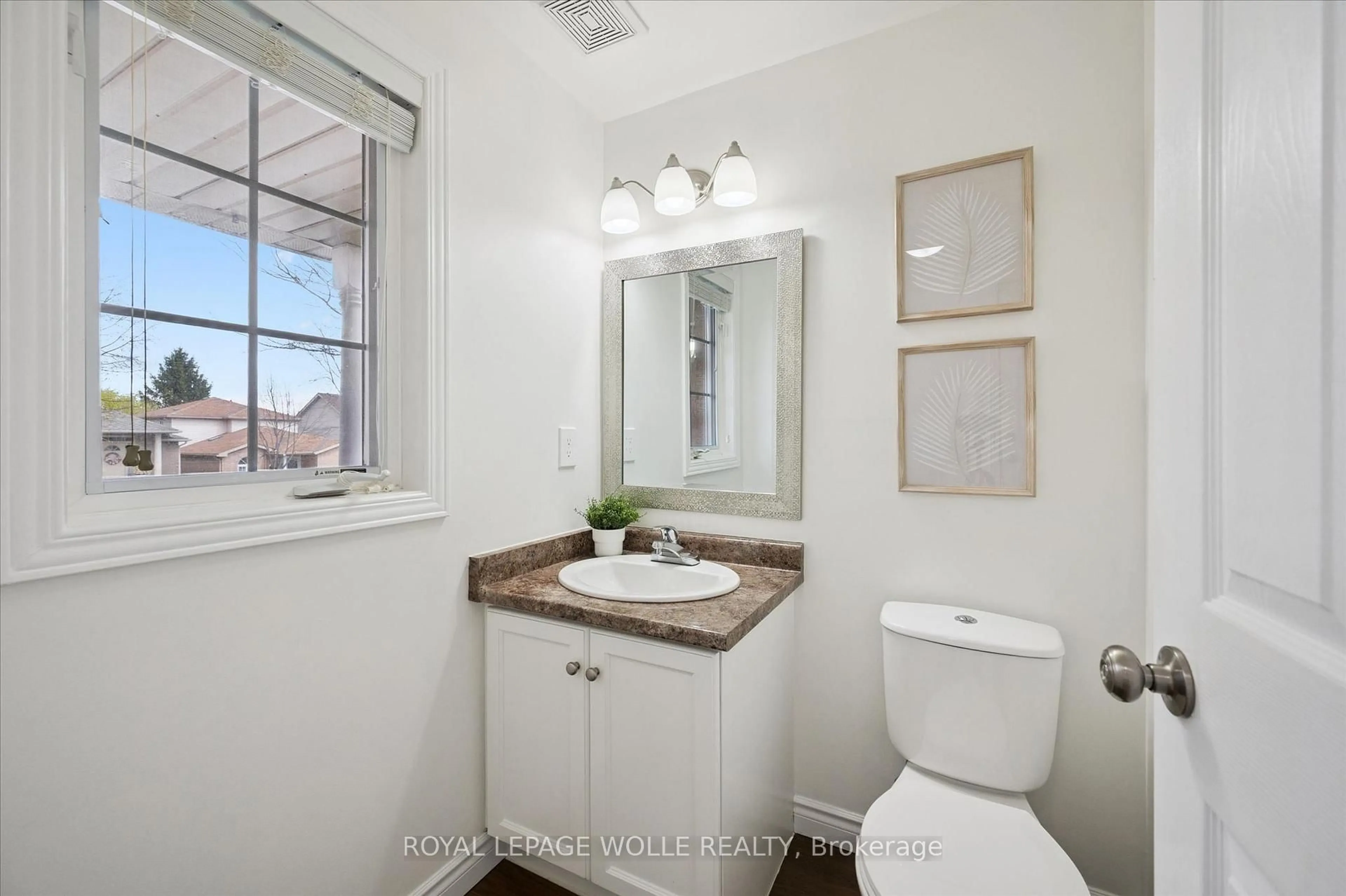 Standard bathroom, ceramic/tile floor for 31 Tisdale Crt, Kitchener Ontario N2A 4H5