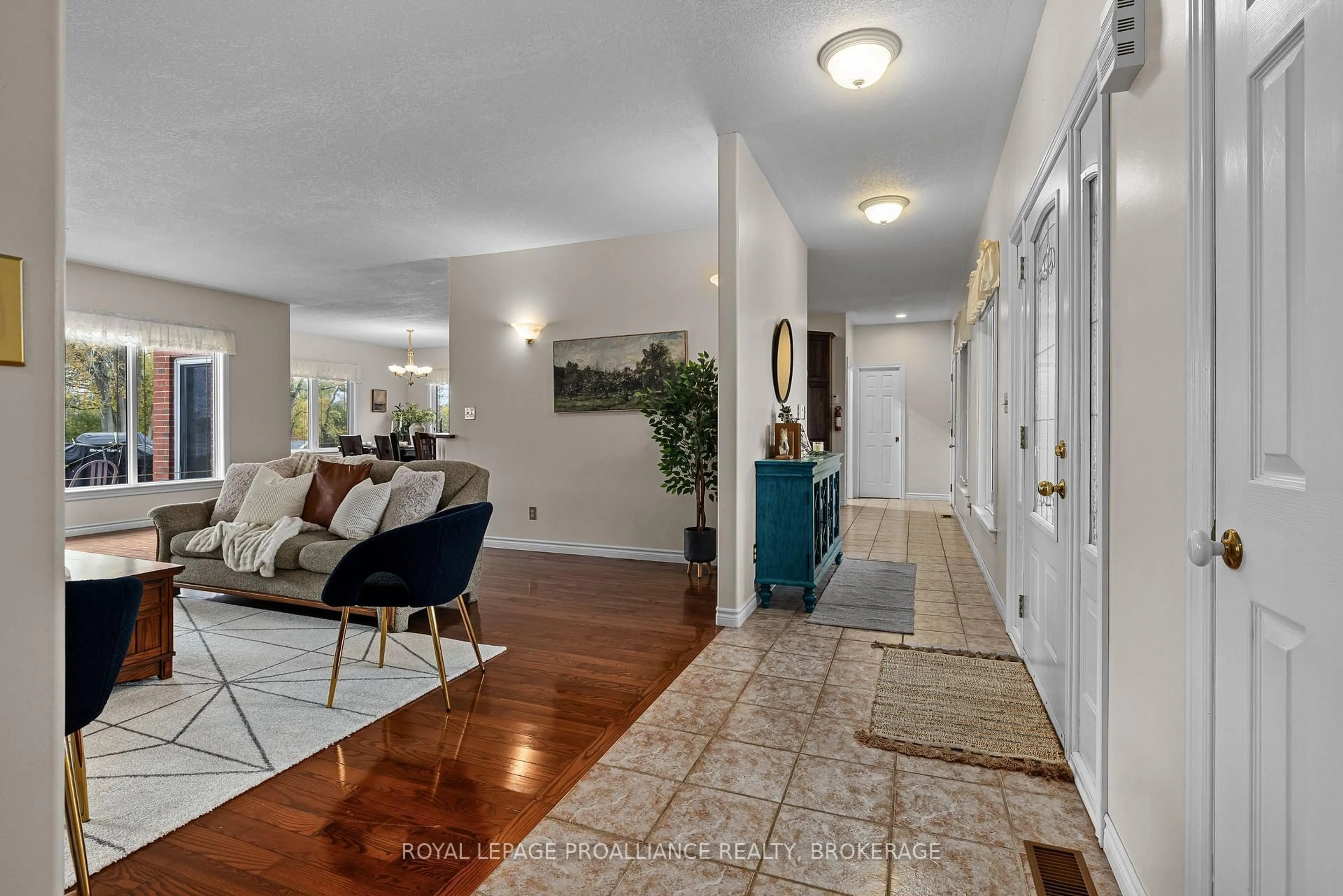 Indoor entryway for 116 Schenk St, Bath Ontario K0H 1G0