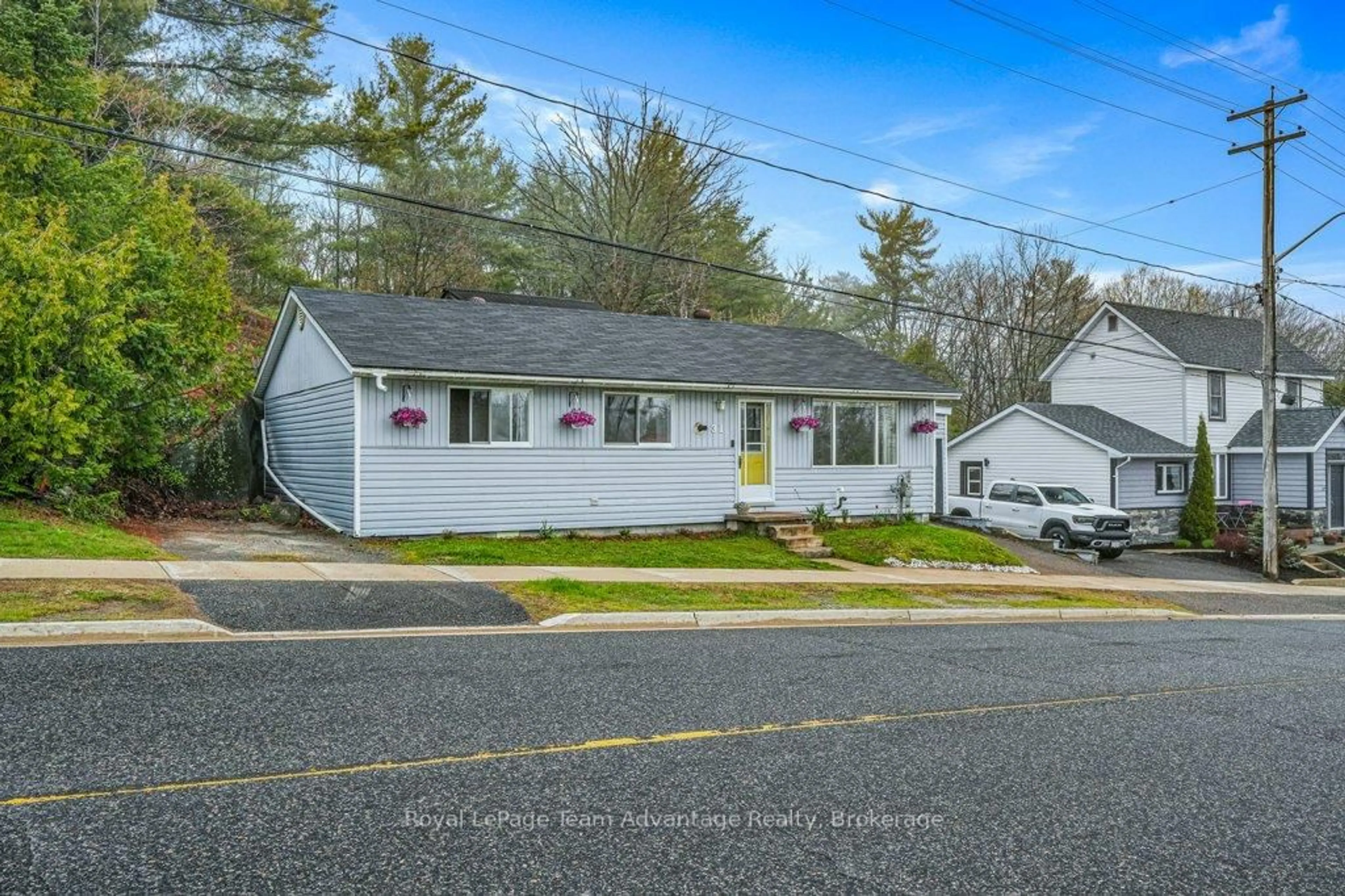 Home with vinyl exterior material, street for 31 Cascade St, Parry Sound Ontario P2A 1J8