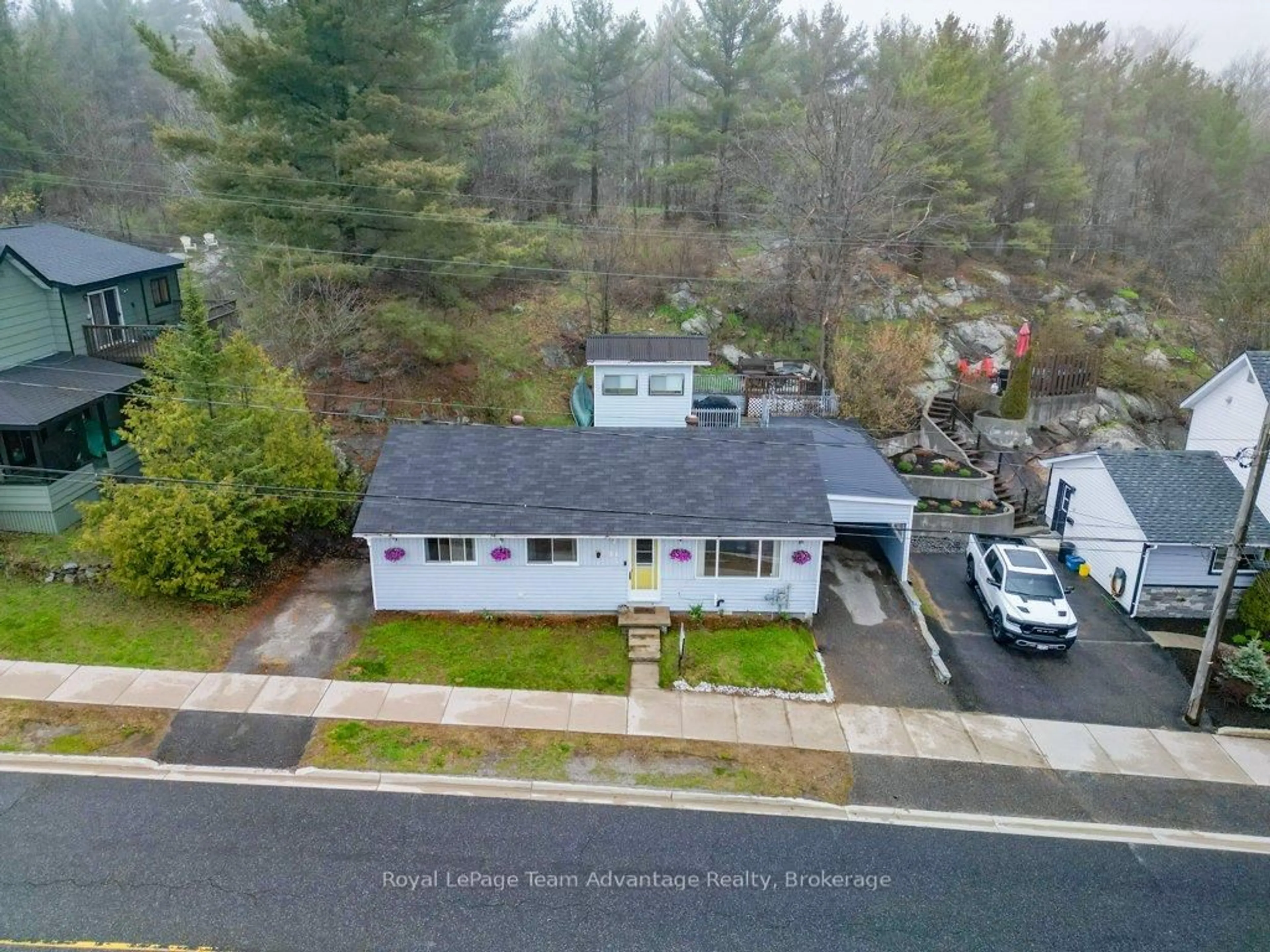 A pic from outside/outdoor area/front of a property/back of a property/a pic from drone, street for 31 Cascade St, Parry Sound Ontario P2A 1J8