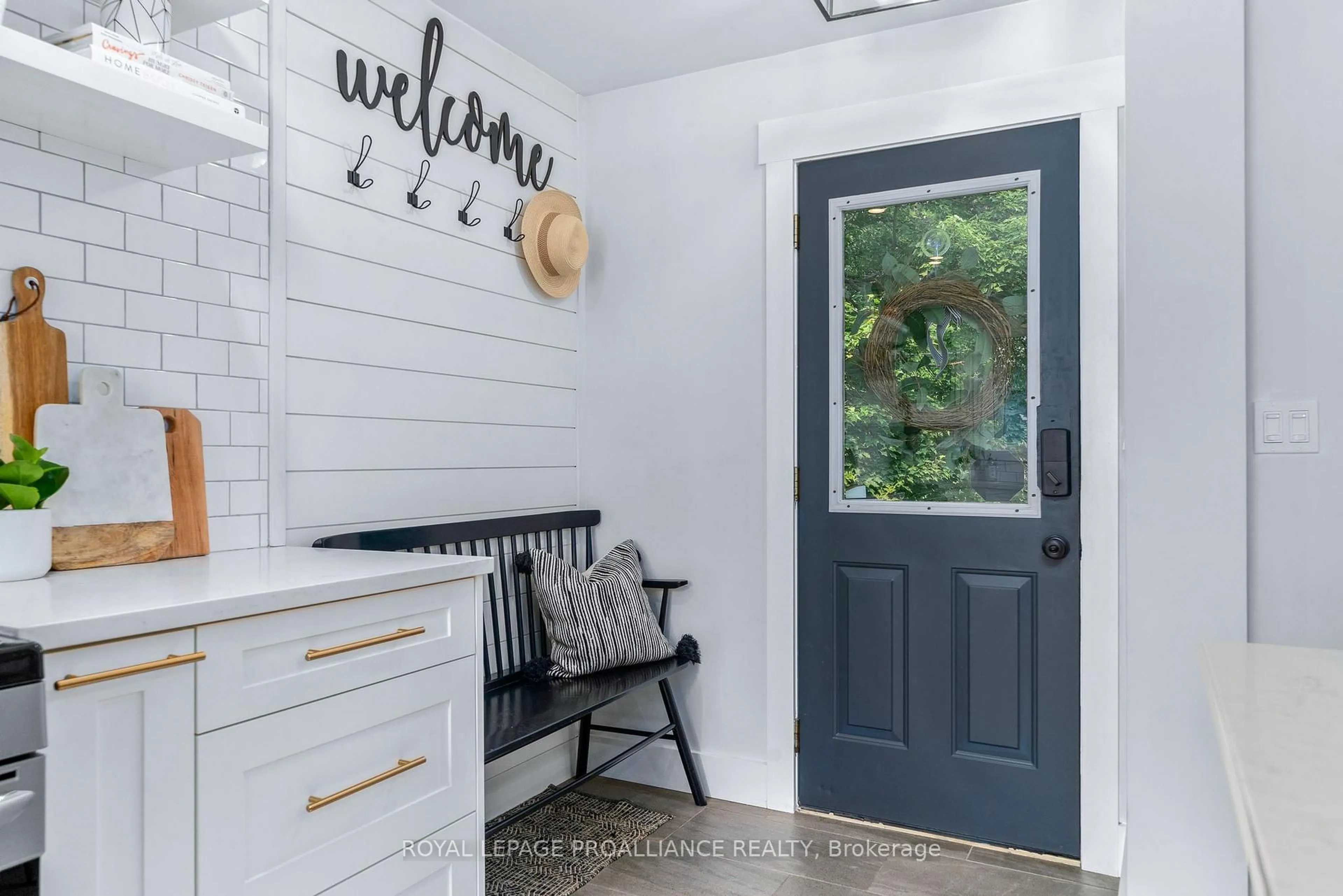 Indoor entryway for 90 Cosy Cove Lane, Tweed Ontario K0K 3J0
