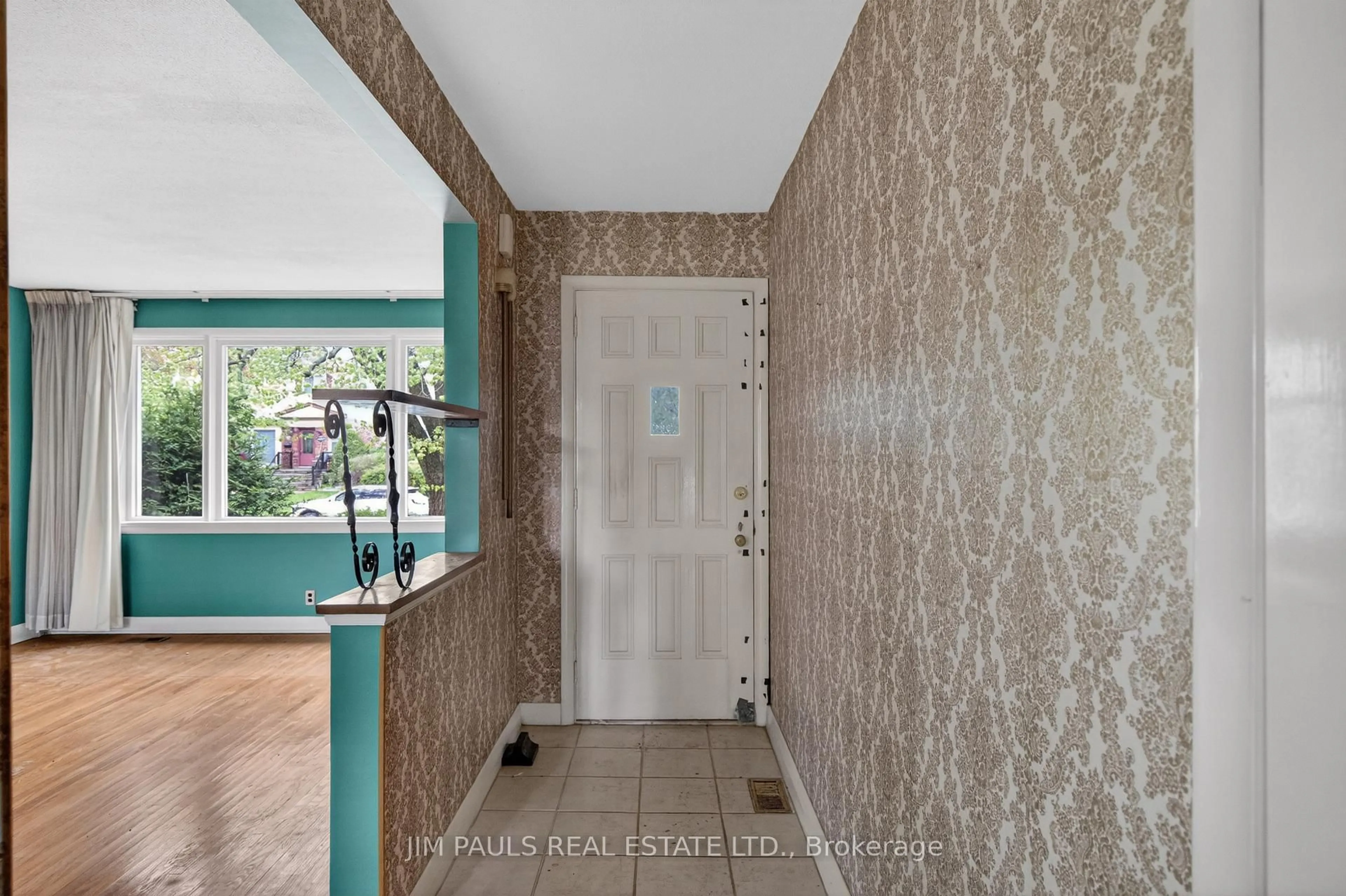 Indoor entryway for 39 West 21st St, Hamilton Ontario L9C 4M6