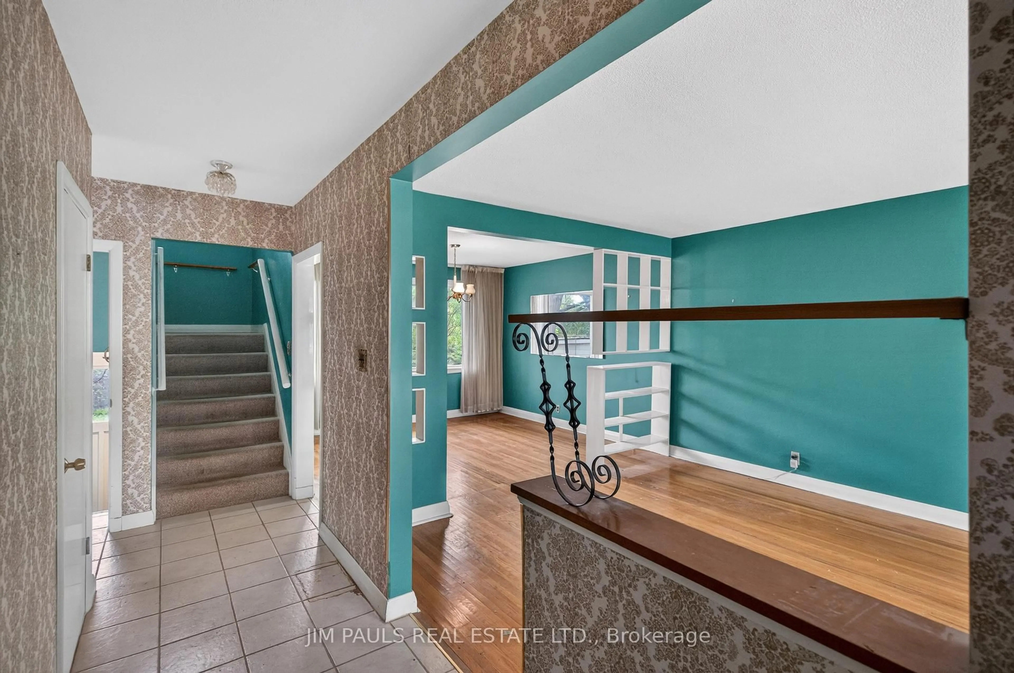 Indoor foyer for 39 West 21st St, Hamilton Ontario L9C 4M6