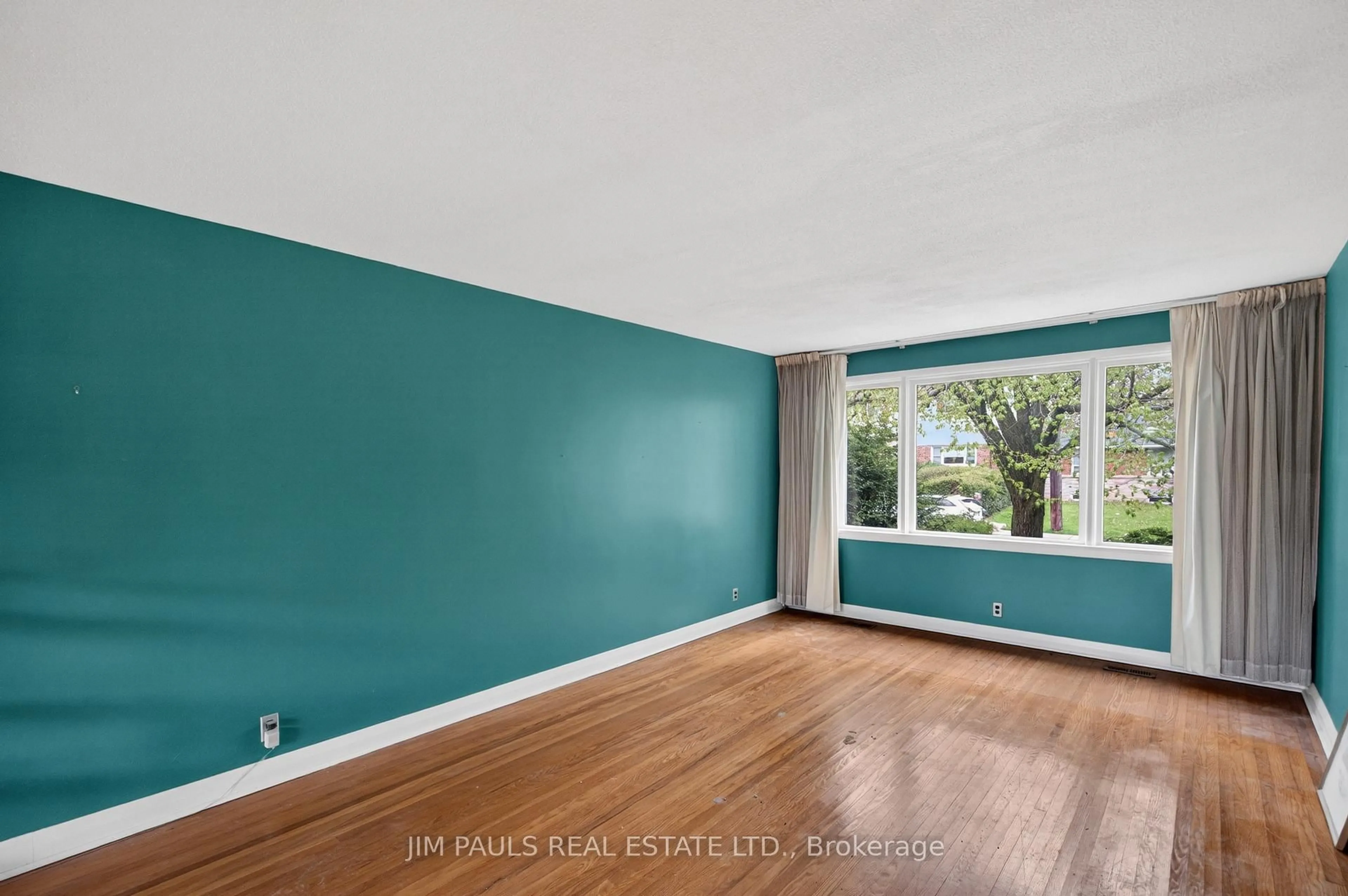 A pic of a room for 39 West 21st St, Hamilton Ontario L9C 4M6