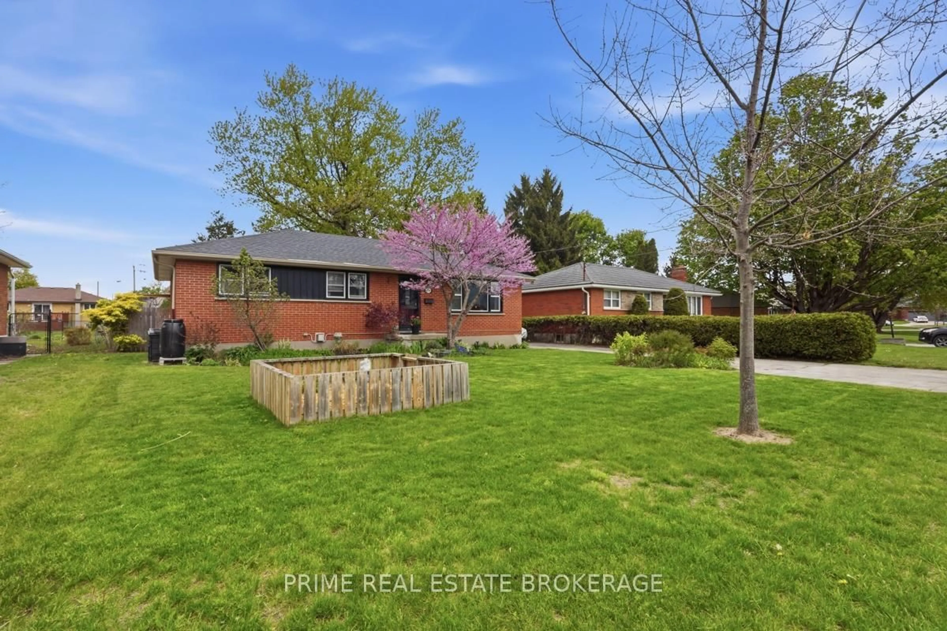 A pic from outside/outdoor area/front of a property/back of a property/a pic from drone, street for 6734 Beattie St, London South Ontario N6P 1A7