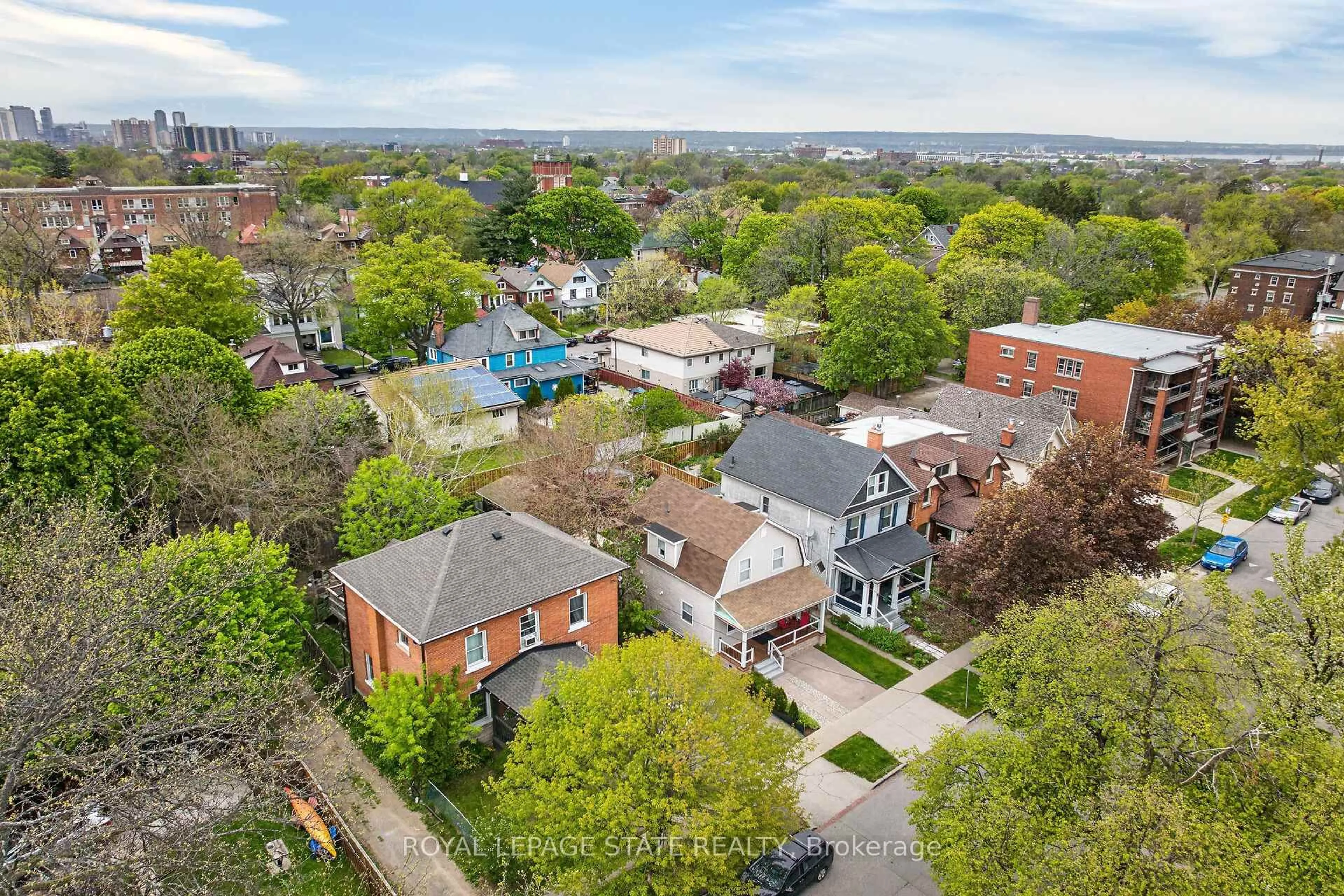 A pic from outside/outdoor area/front of a property/back of a property/a pic from drone, unknown for 172 Prospect St, Hamilton Ontario L8M 2Z4