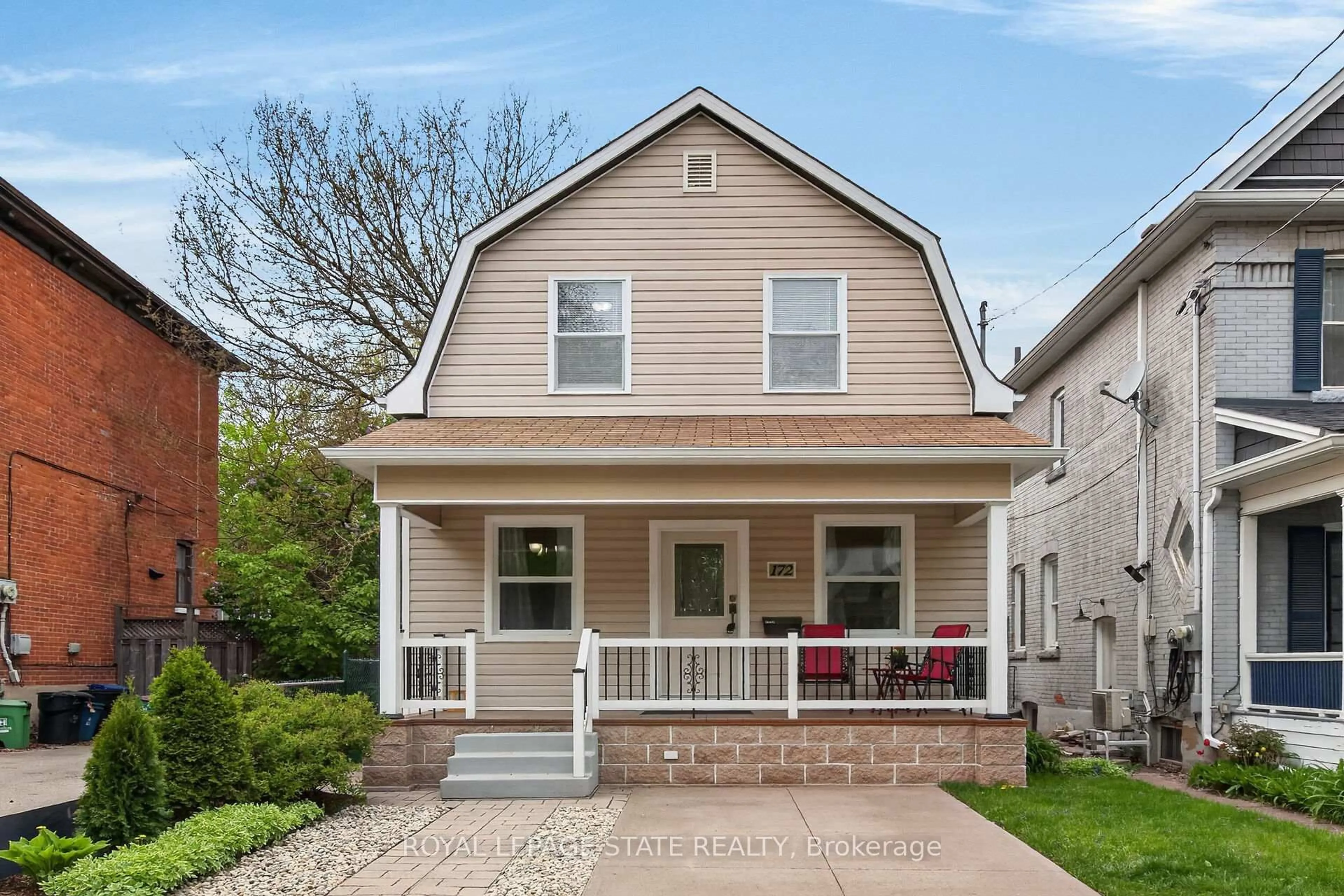Home with vinyl exterior material, street for 172 Prospect St, Hamilton Ontario L8M 2Z4