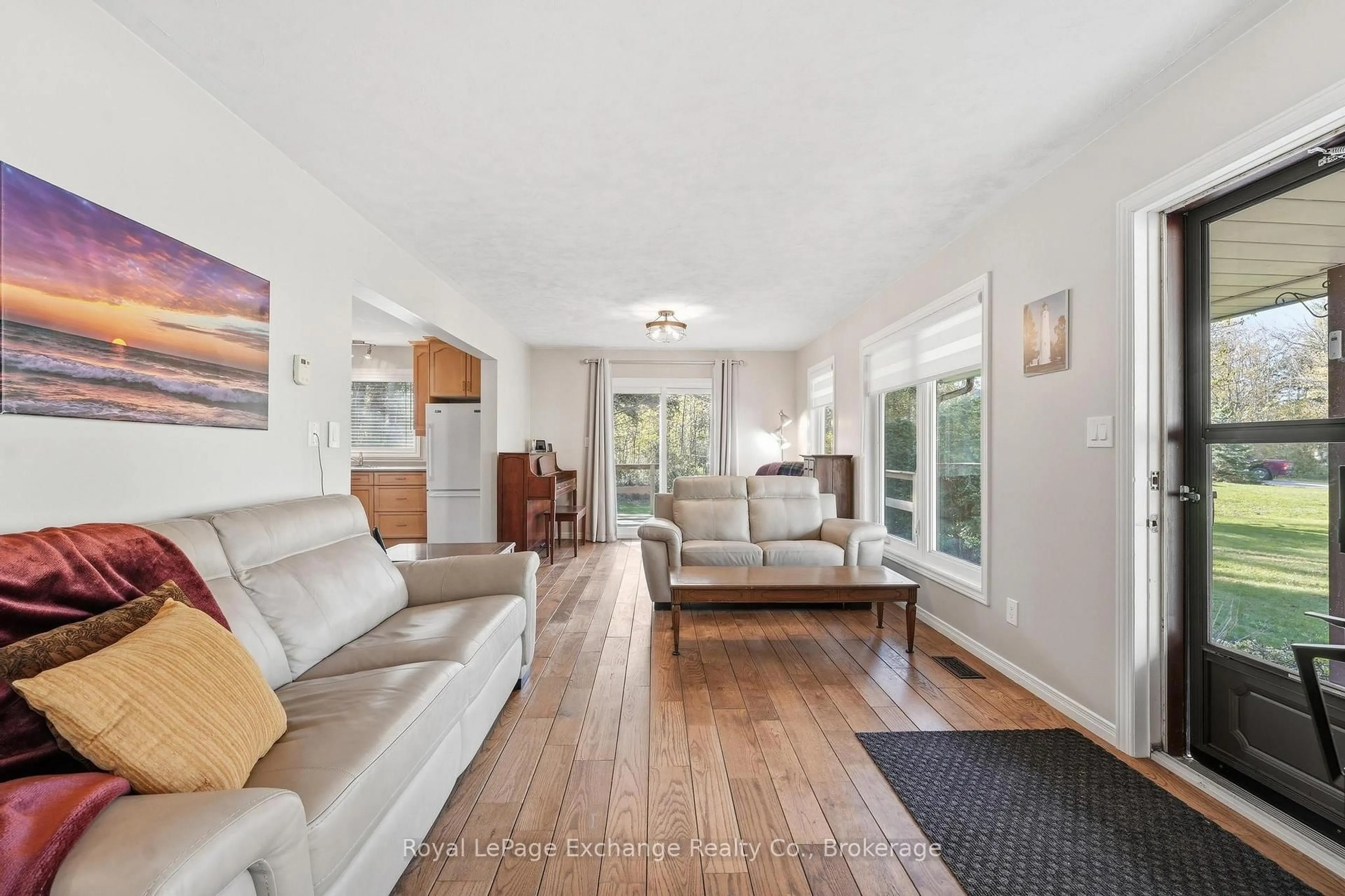 Living room with furniture, wood/laminate floor for 924 Tanglewood Dr, Huron-Kinloss Ontario N2Z 2X3