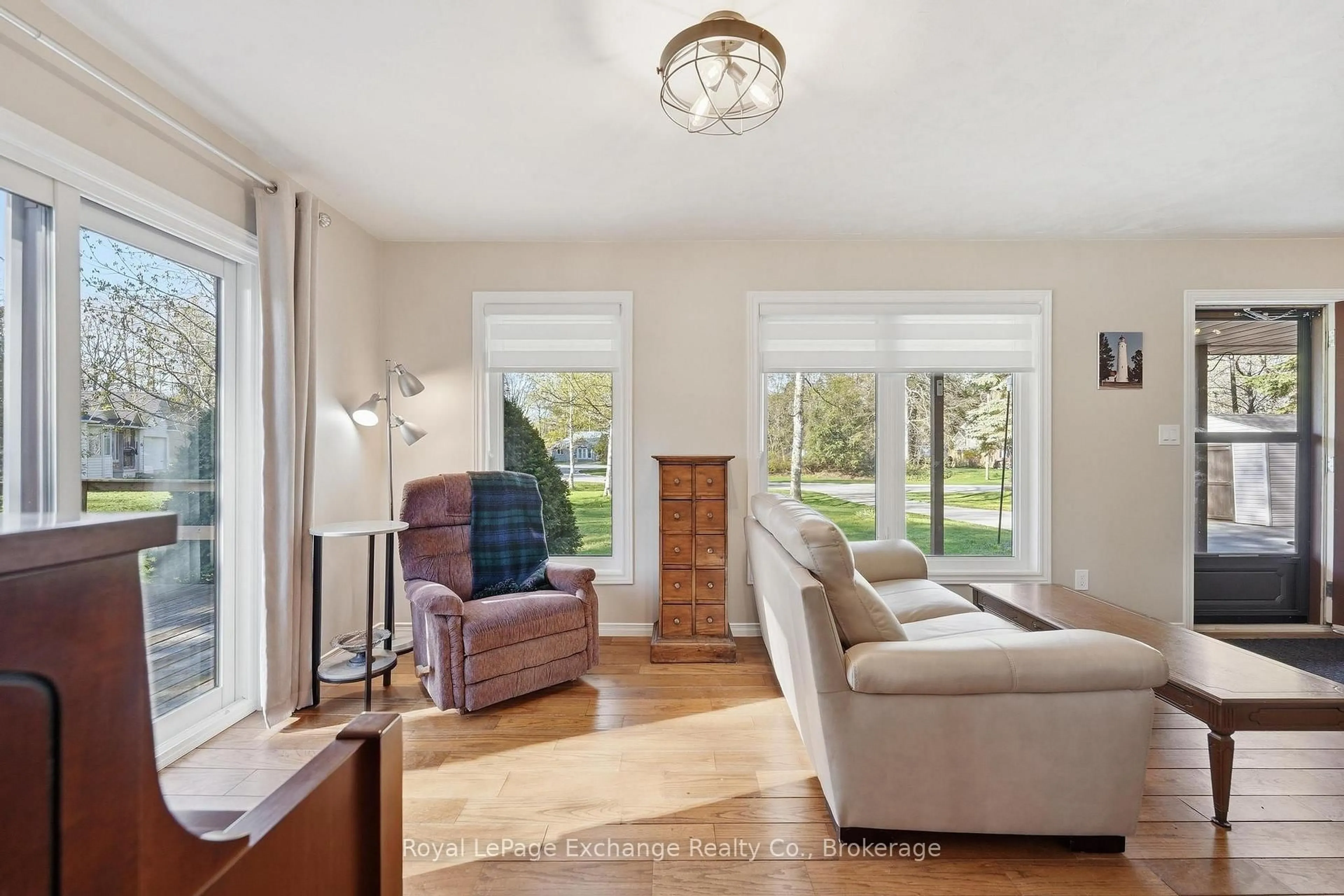 Living room with furniture, unknown for 924 Tanglewood Dr, Huron-Kinloss Ontario N2Z 2X3