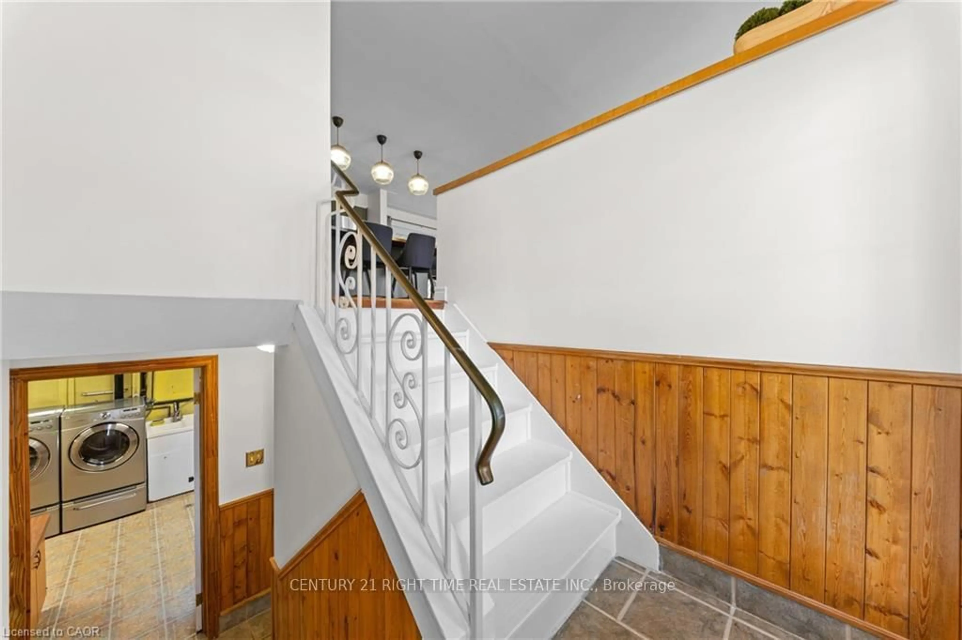 Indoor foyer for 183 Harvard Rd, Waterloo Ontario N2J 3V4