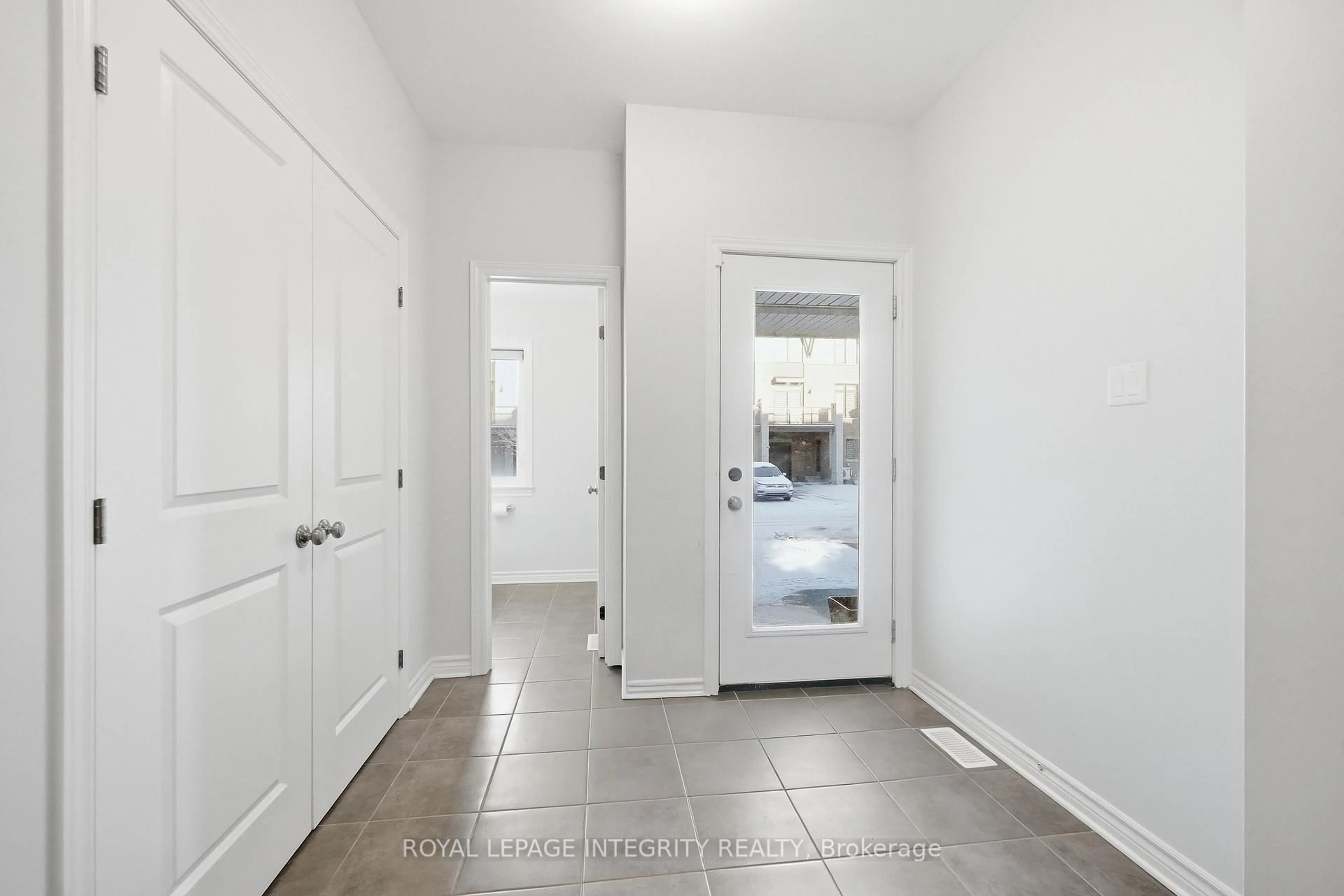 Indoor entryway for 520 Stadacone Row, Ottawa Ontario K4A 1J8