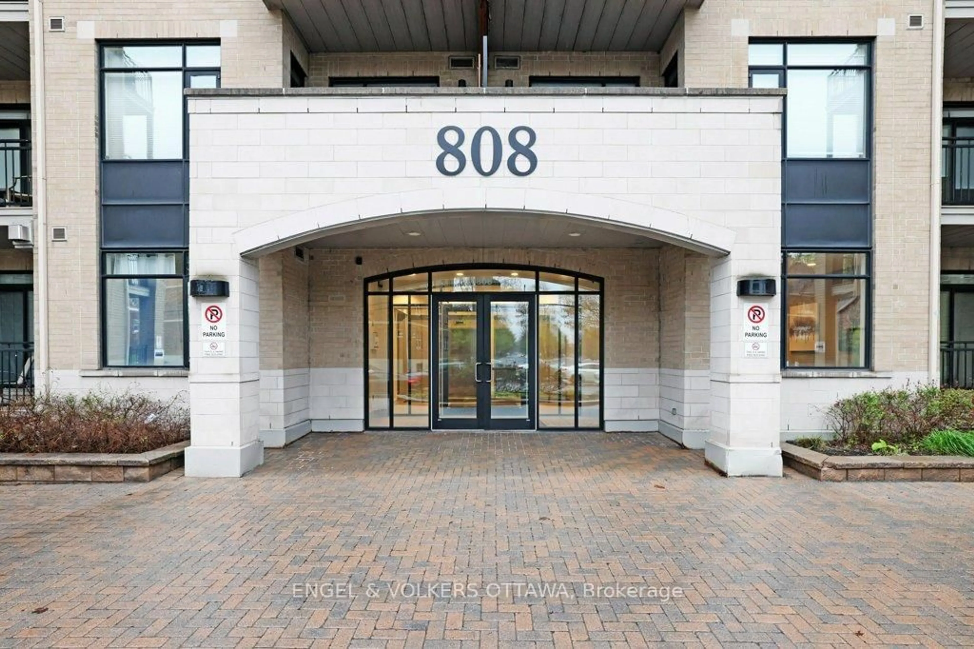 Indoor foyer for 808 Bronson Ave #209, Ottawa Ontario K1S 5A4