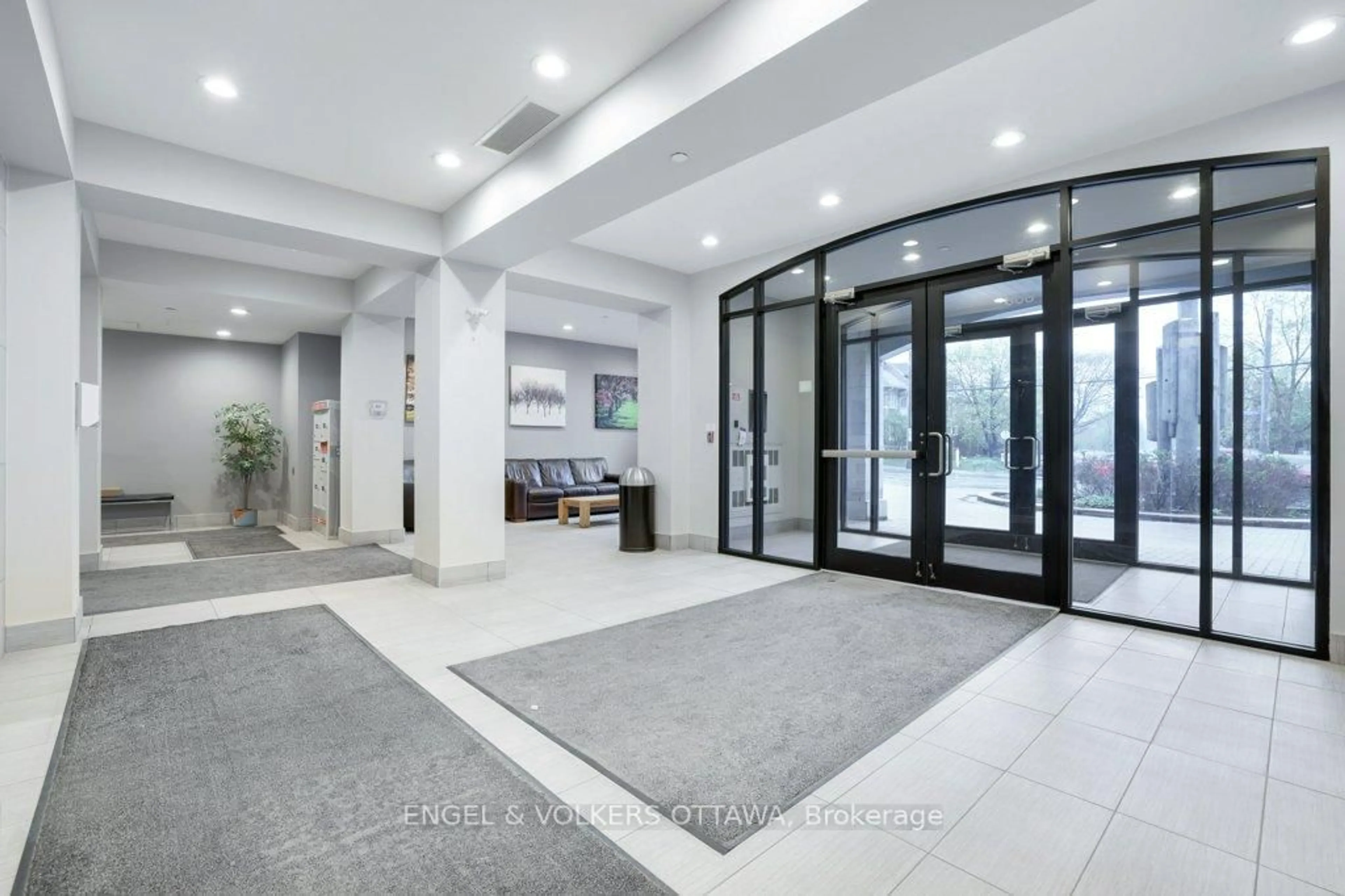 Indoor foyer for 808 Bronson Ave #209, Ottawa Ontario K1S 5A4