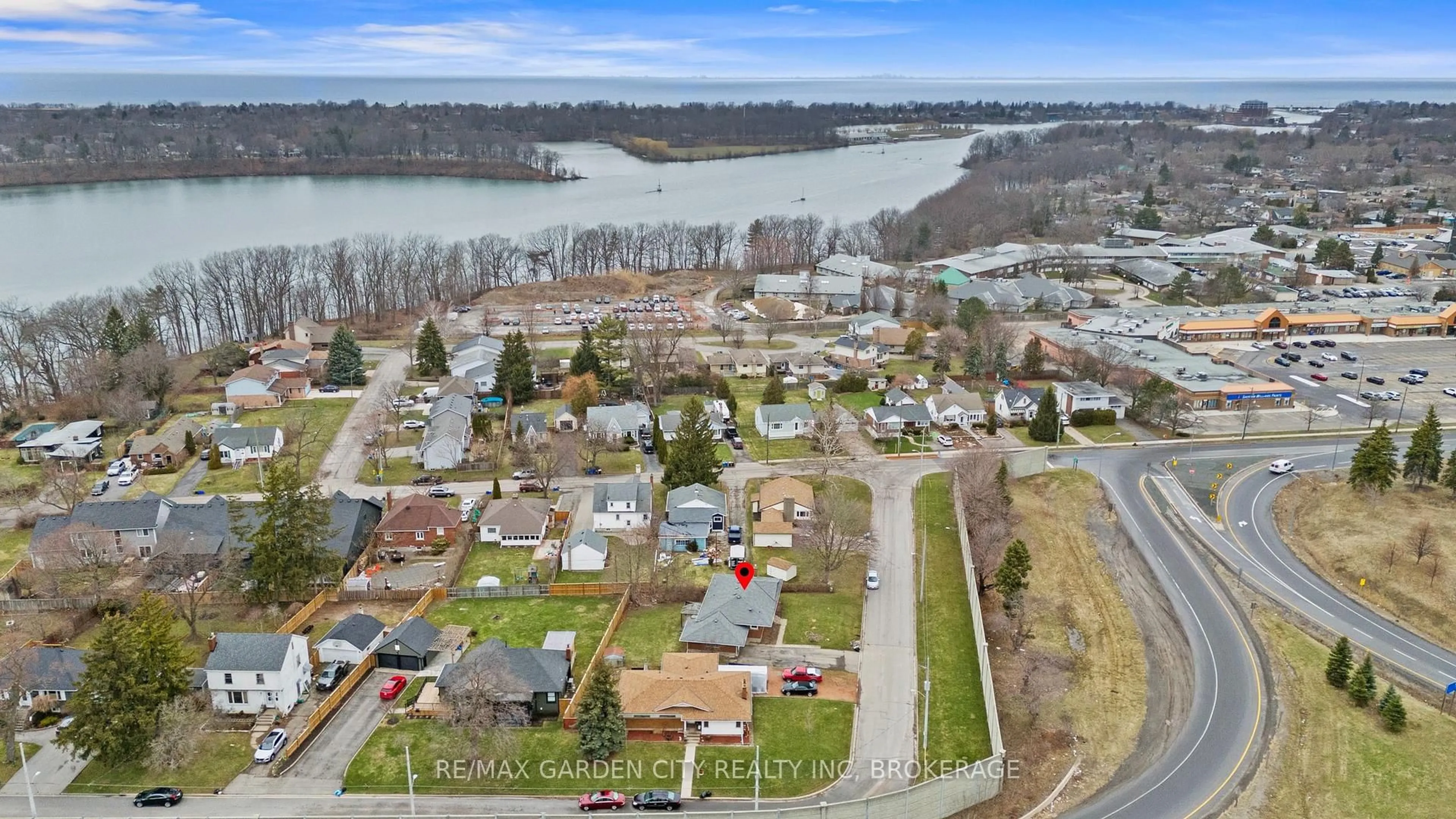 A pic from outside/outdoor area/front of a property/back of a property/a pic from drone, water/lake/river/ocean view for 1 GLADMAN Ave, St. Catharines Ontario L2N 4A2