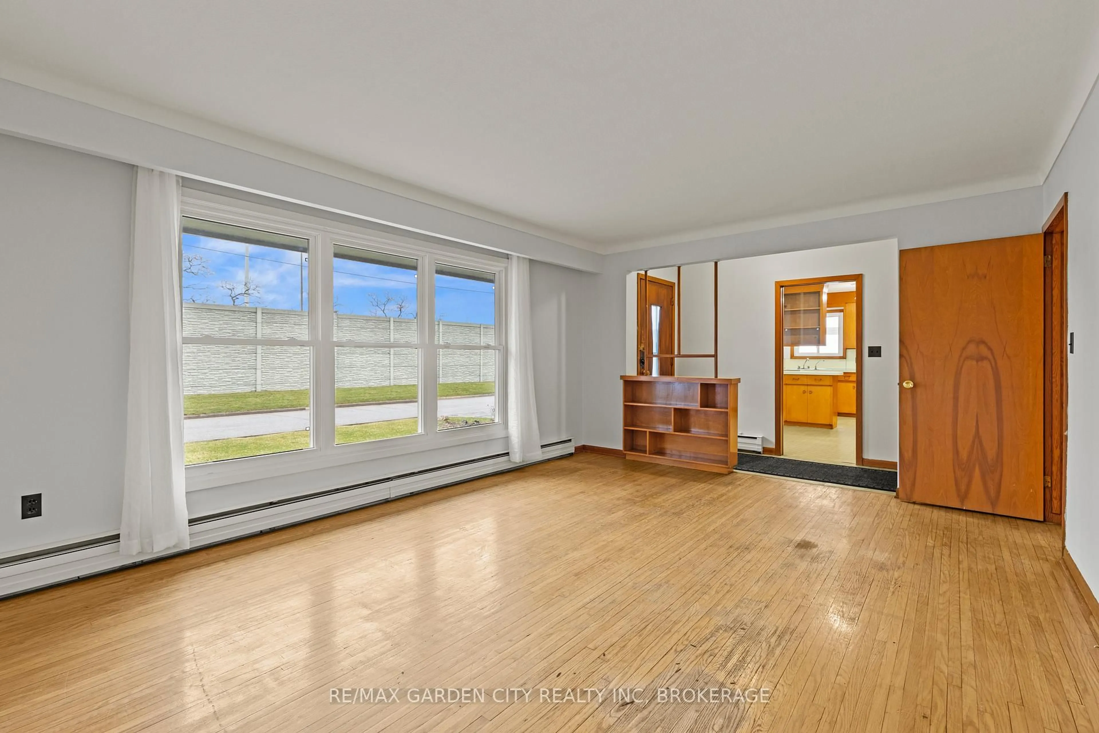 A pic of a room for 1 GLADMAN Ave, St. Catharines Ontario L2N 4A2