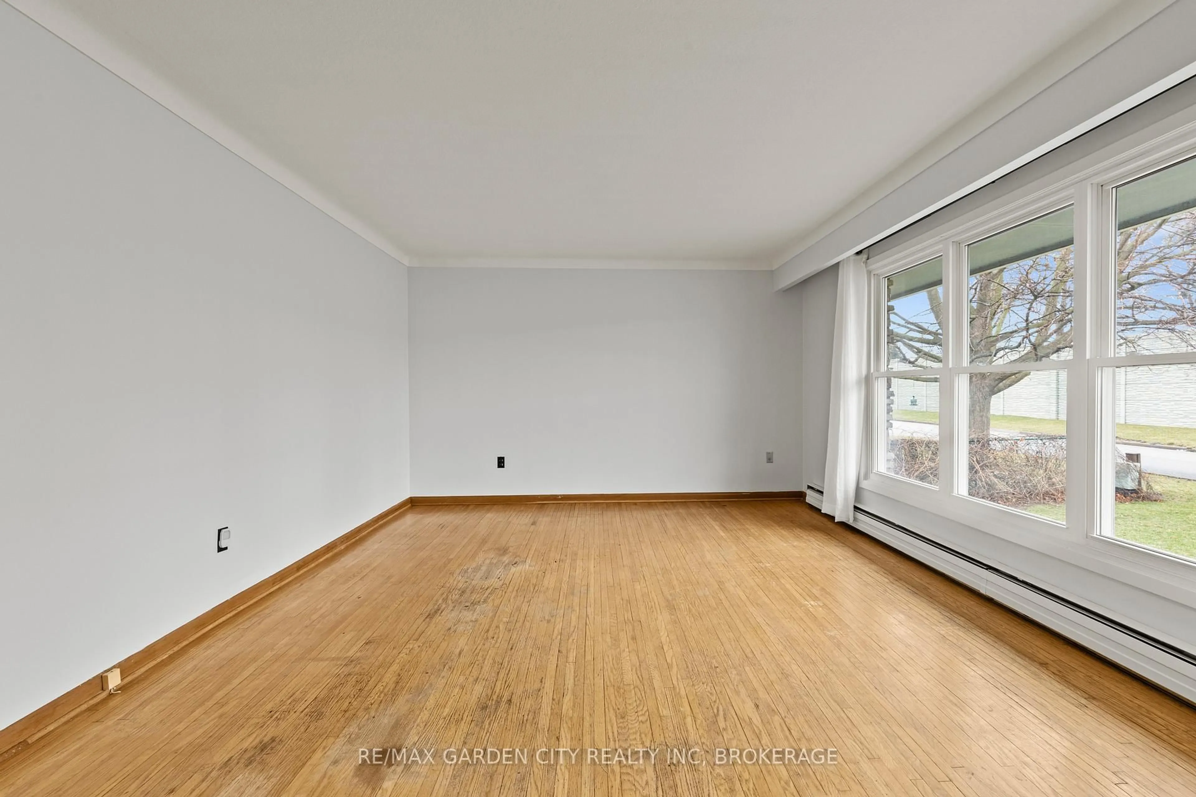 A pic of a room for 1 GLADMAN Ave, St. Catharines Ontario L2N 4A2