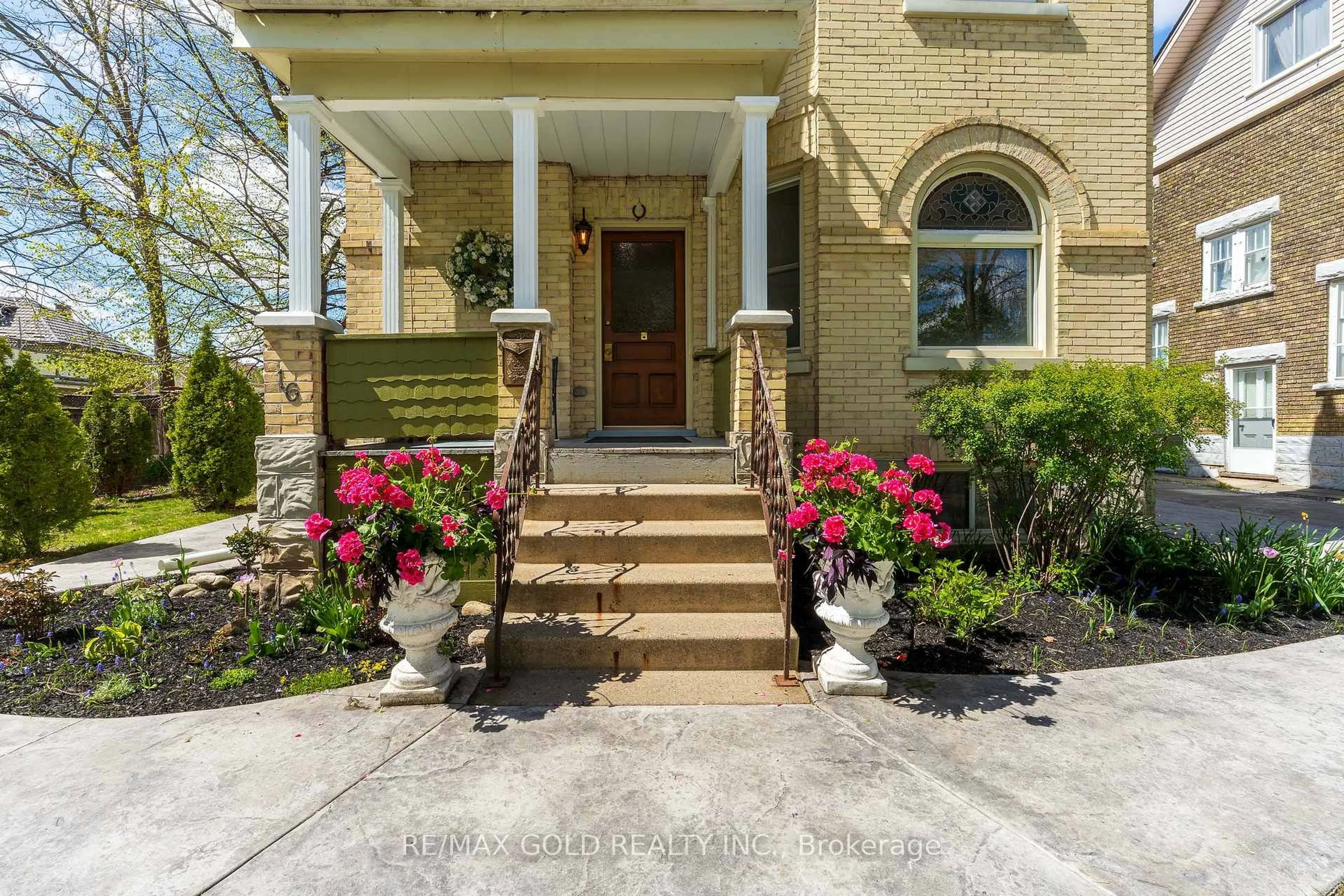 Indoor entryway for 16 Maynard Ave, Kitchener Ontario N2H 4Z6