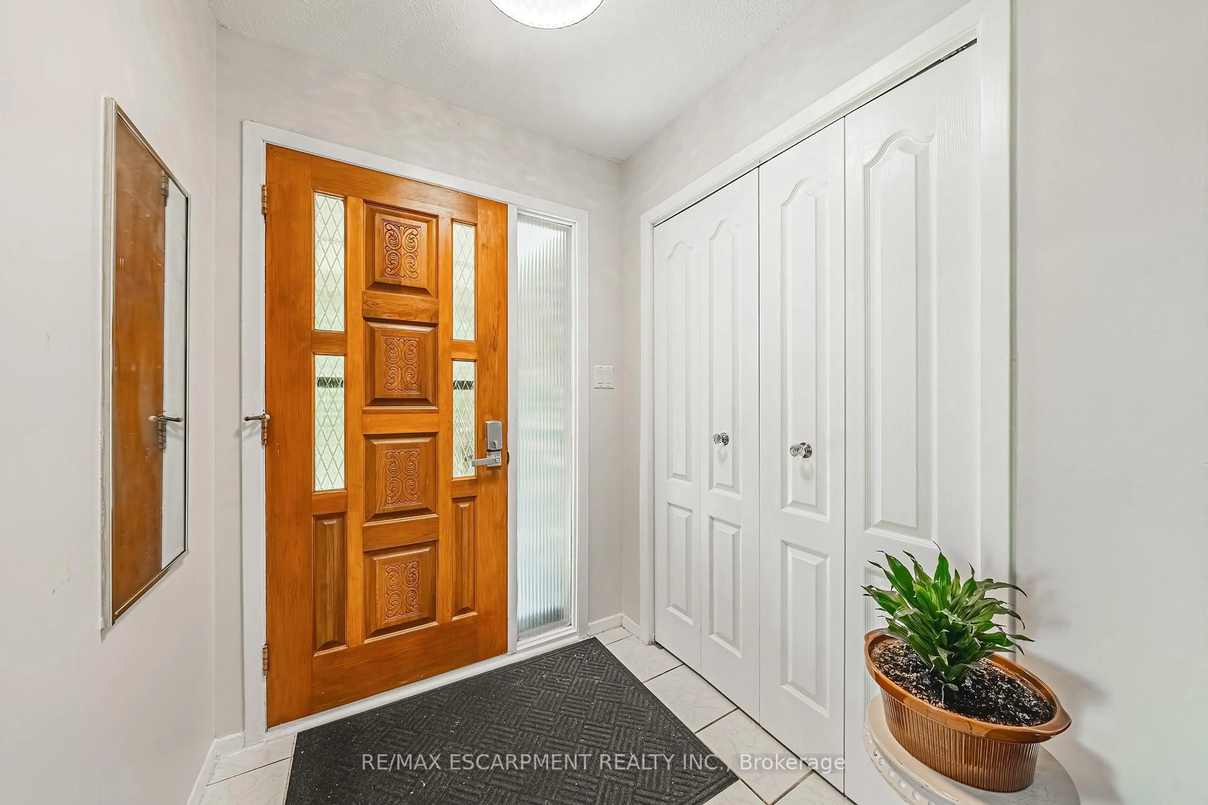 Indoor entryway for 235 LARCH St, Hamilton Ontario L8T 4P5