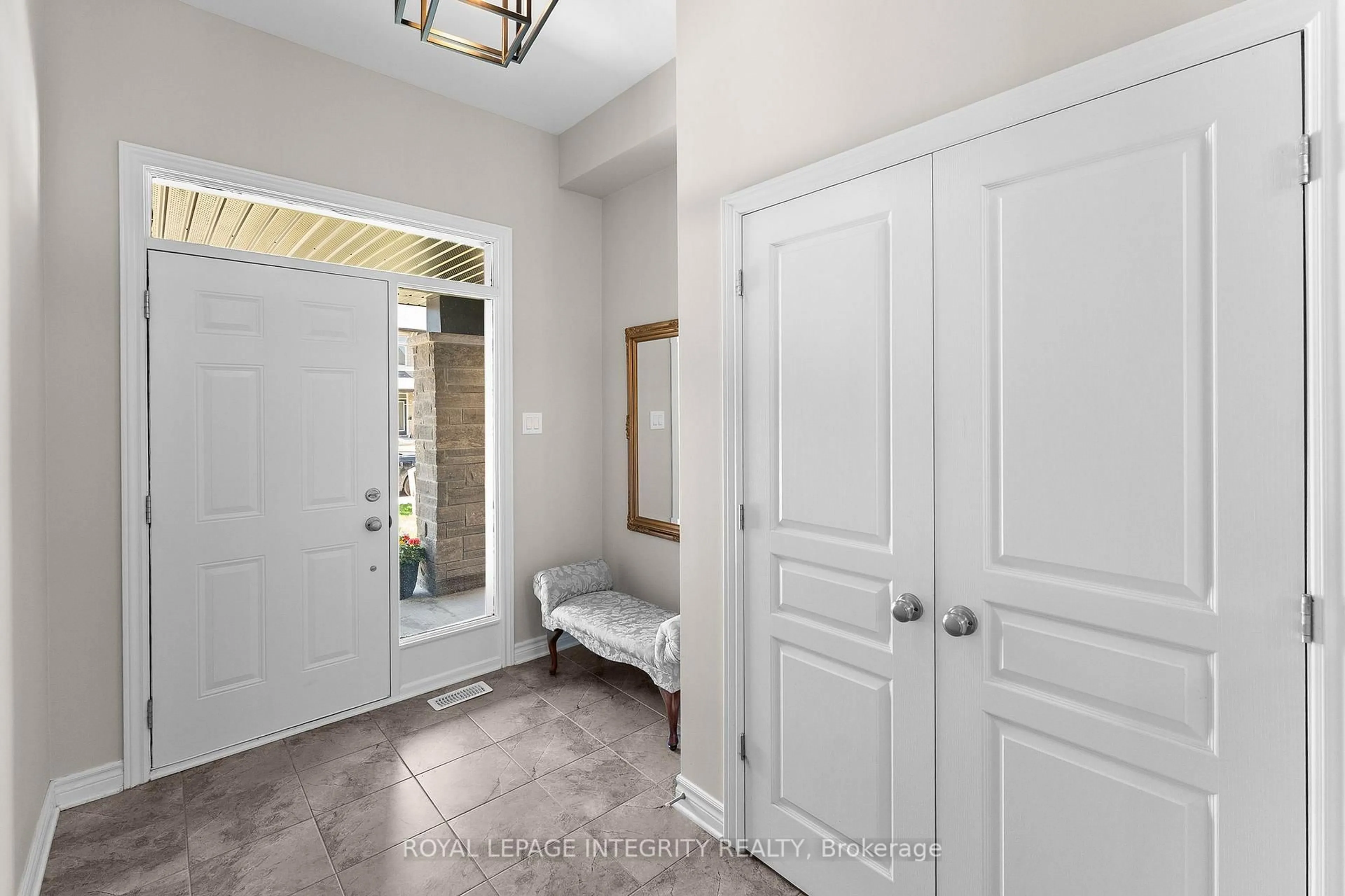 Indoor entryway for 270 Shinleaf Cres, Ottawa Ontario K1W 0J2