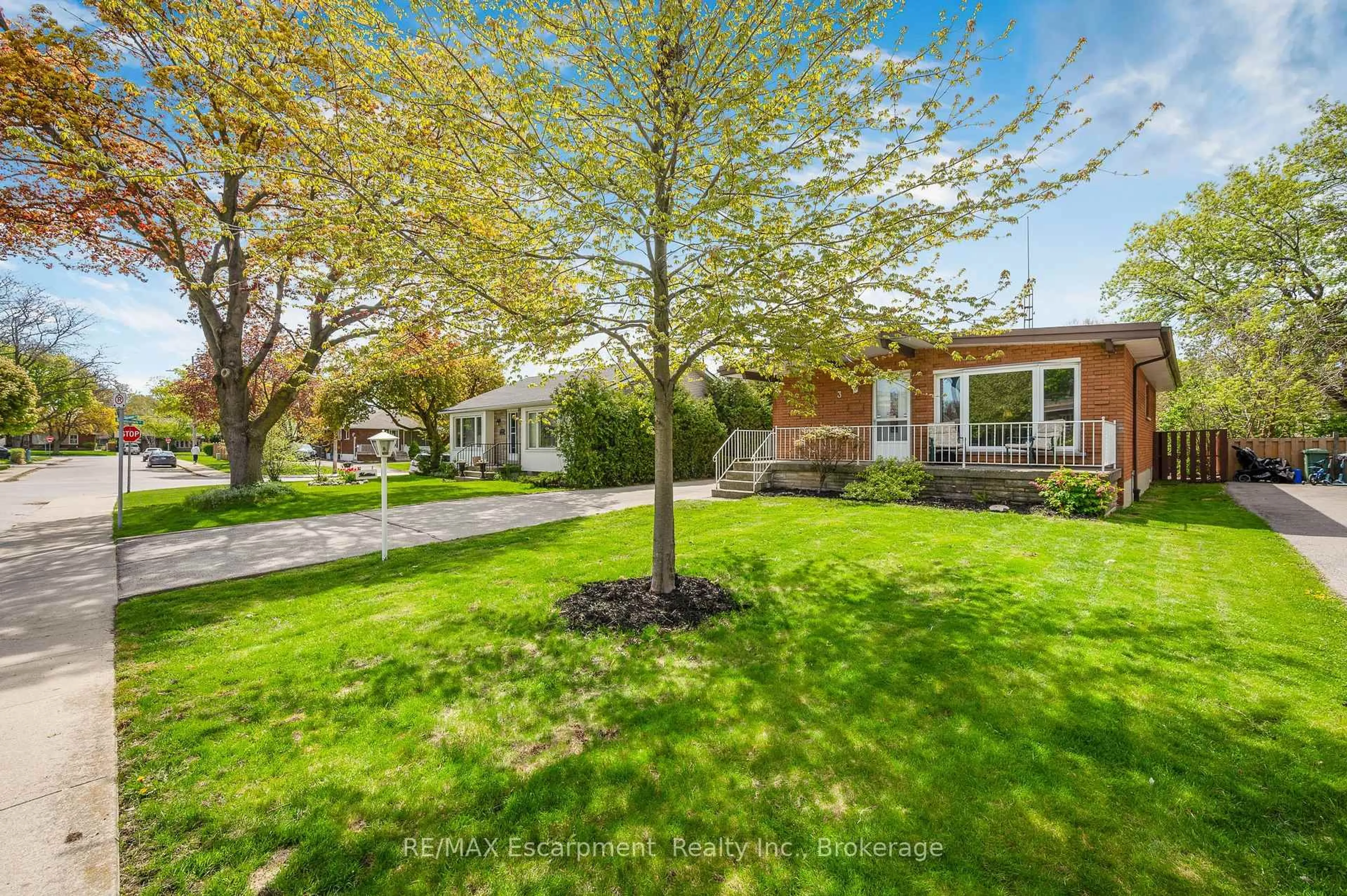 A pic from outside/outdoor area/front of a property/back of a property/a pic from drone, street for 3 Tanager Crt, Hamilton Ontario L9A 2L9