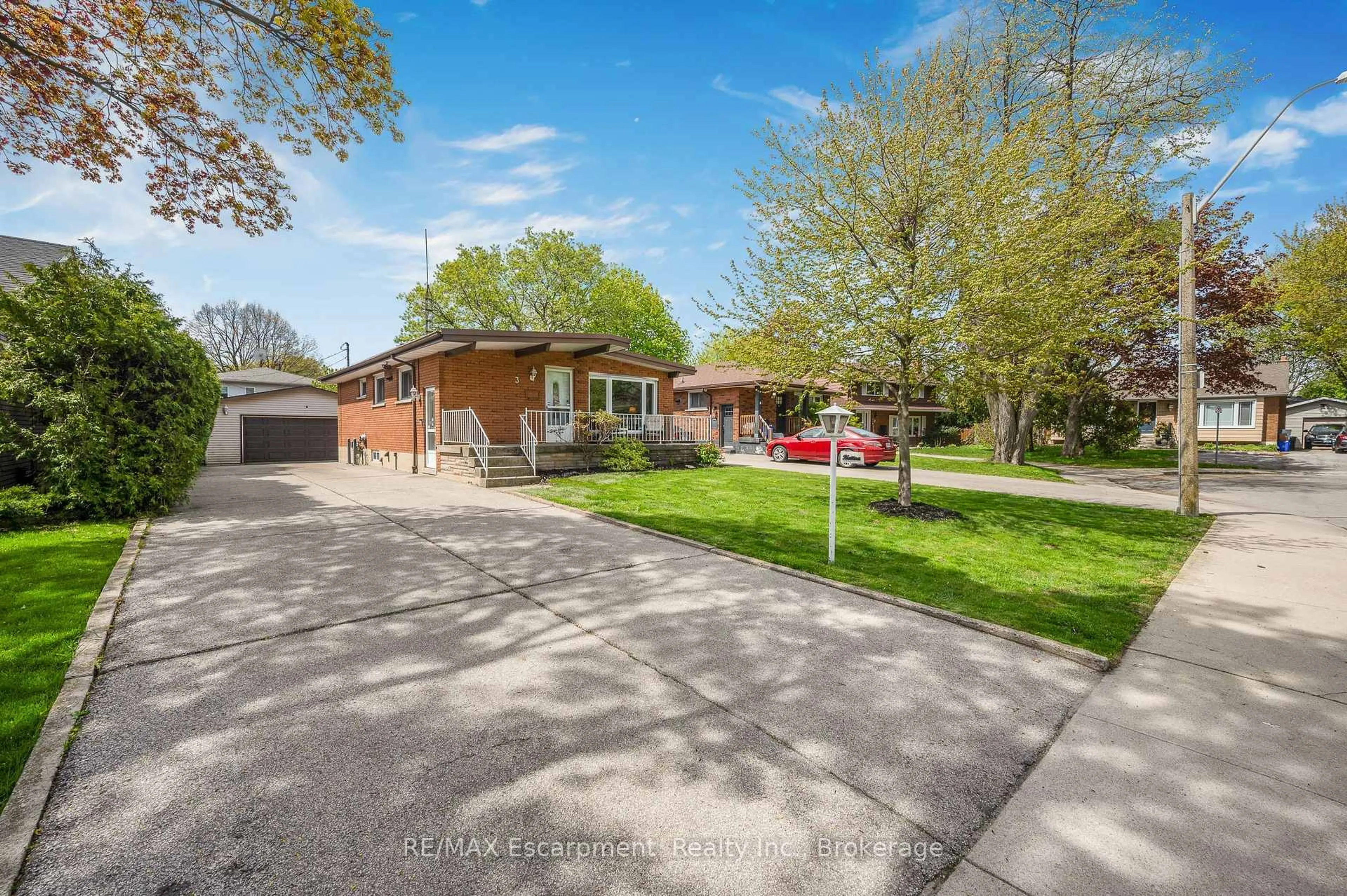 A pic from outside/outdoor area/front of a property/back of a property/a pic from drone, street for 3 Tanager Crt, Hamilton Ontario L9A 2L9
