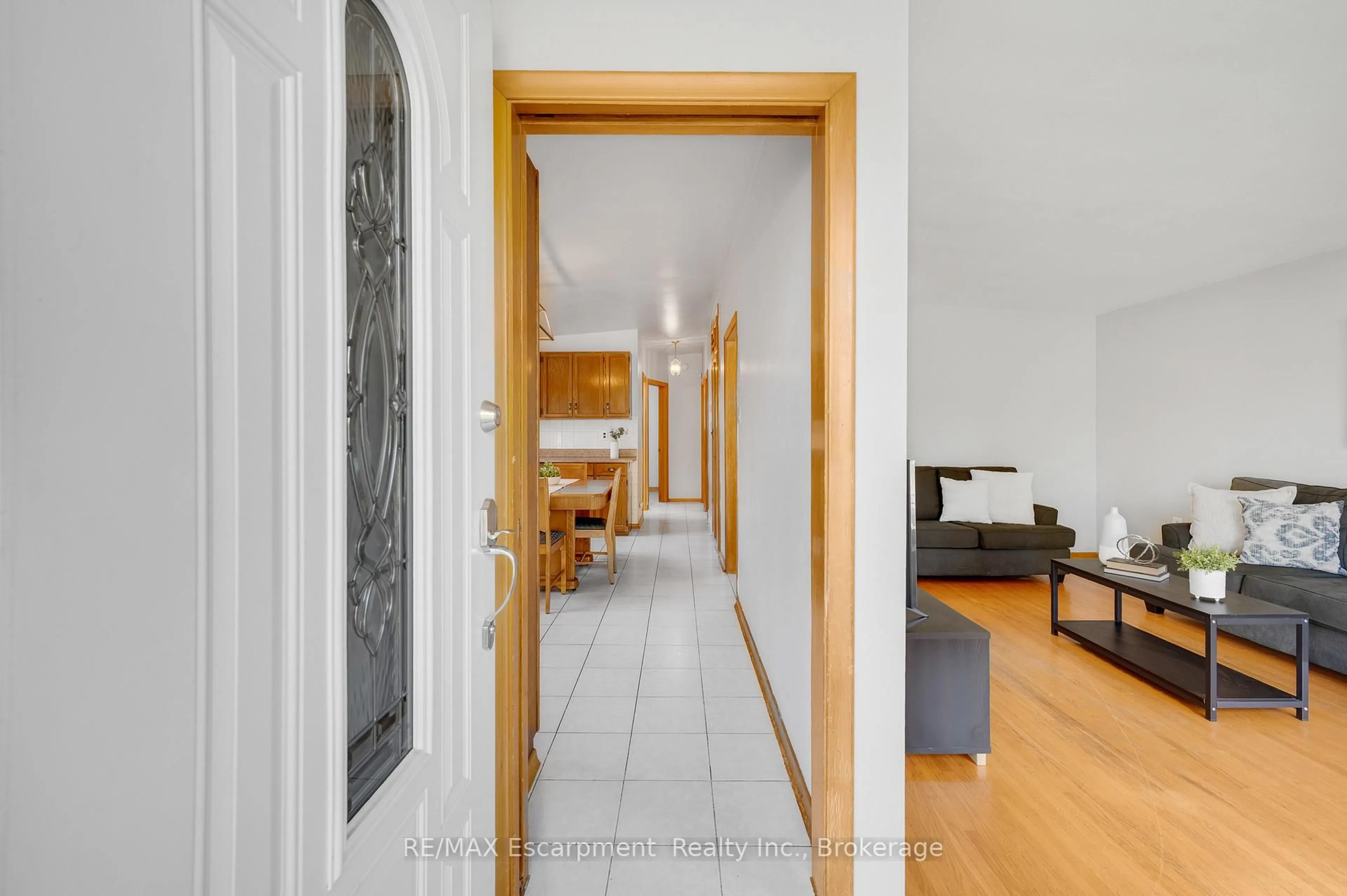 Indoor entryway for 3 Tanager Crt, Hamilton Ontario L9A 2L9