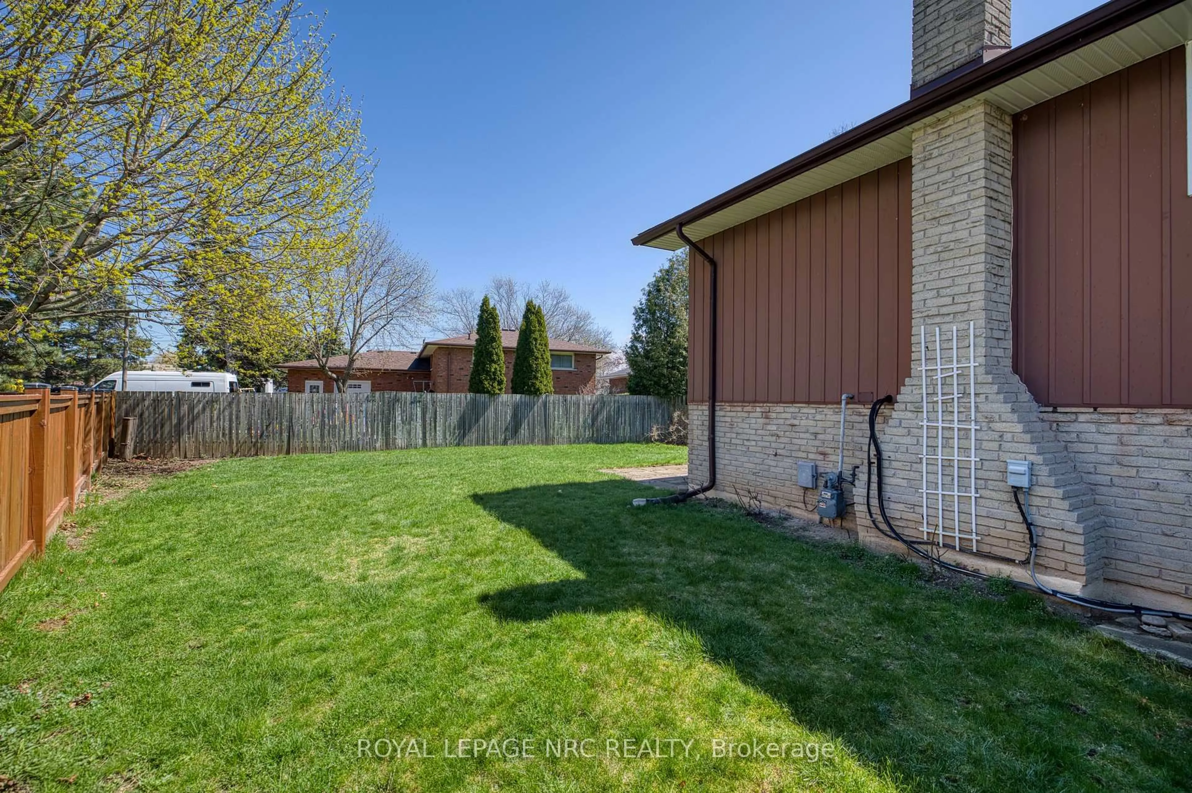 Unknown for 8 Kerwin Gate, St. Catharines Ontario L2N 4J8