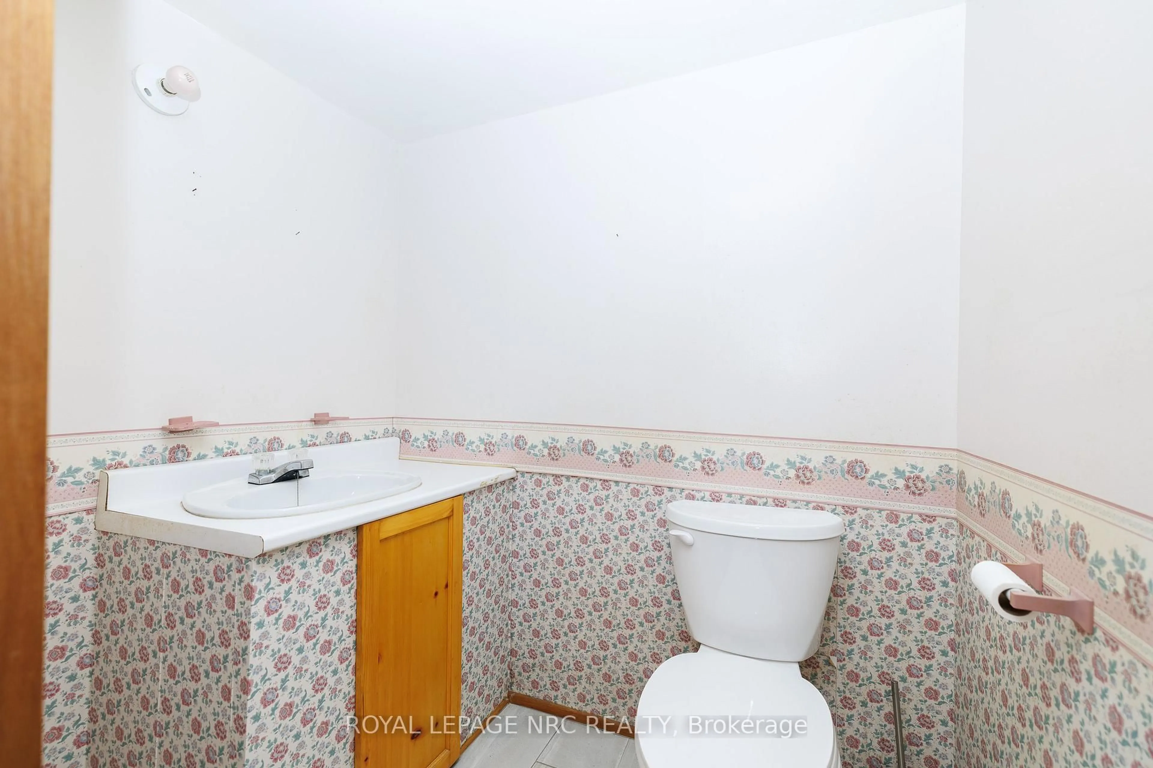 Standard bathroom, unknown for 8 Kerwin Gate, St. Catharines Ontario L2N 4J8