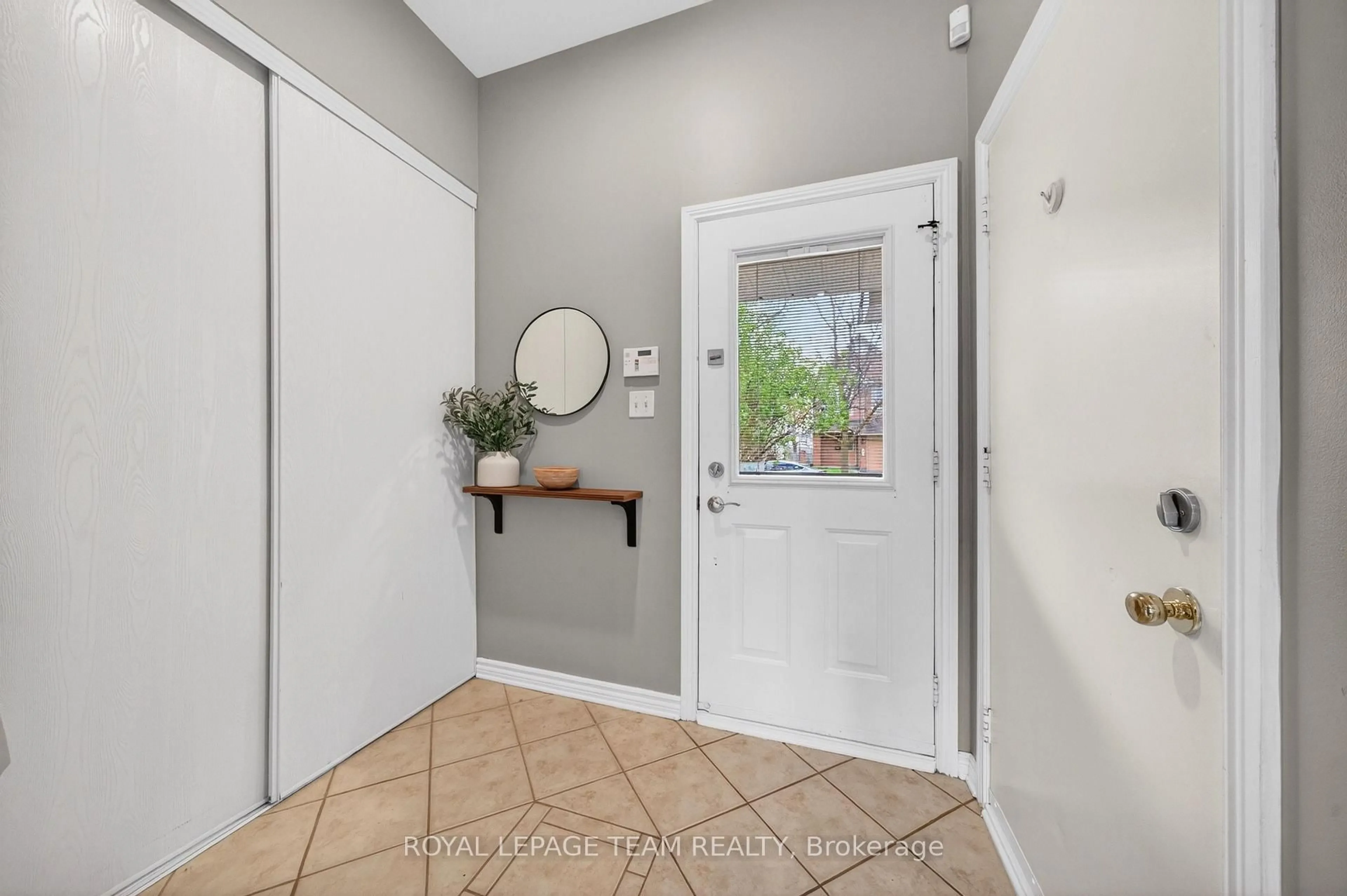 Indoor entryway for 108 Landover Cres, Ottawa Ontario K2M 2W4