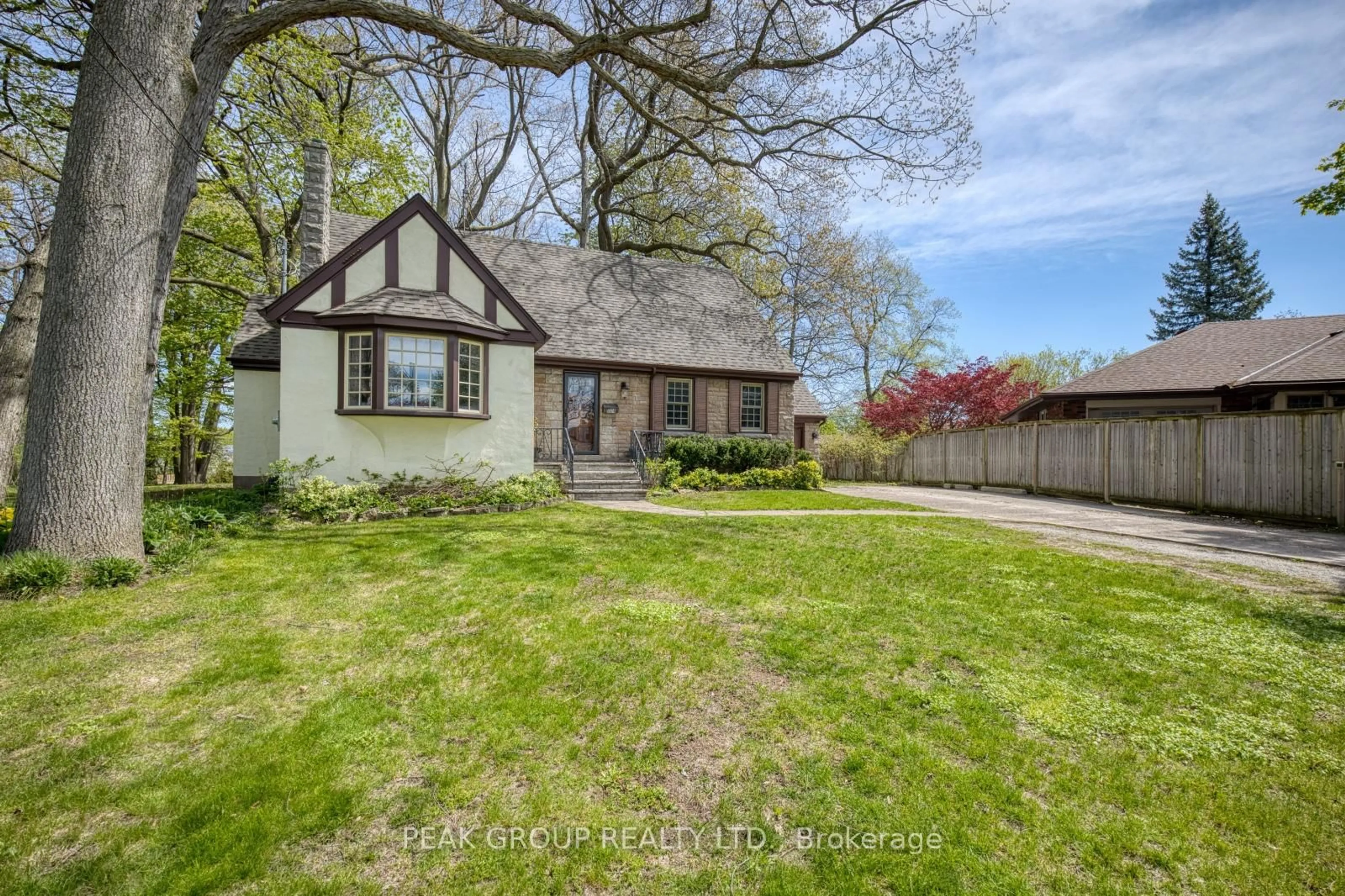 A pic from outside/outdoor area/front of a property/back of a property/a pic from drone, street for 5524 Woodland Blvd, Niagara Falls Ontario L2G 5K5