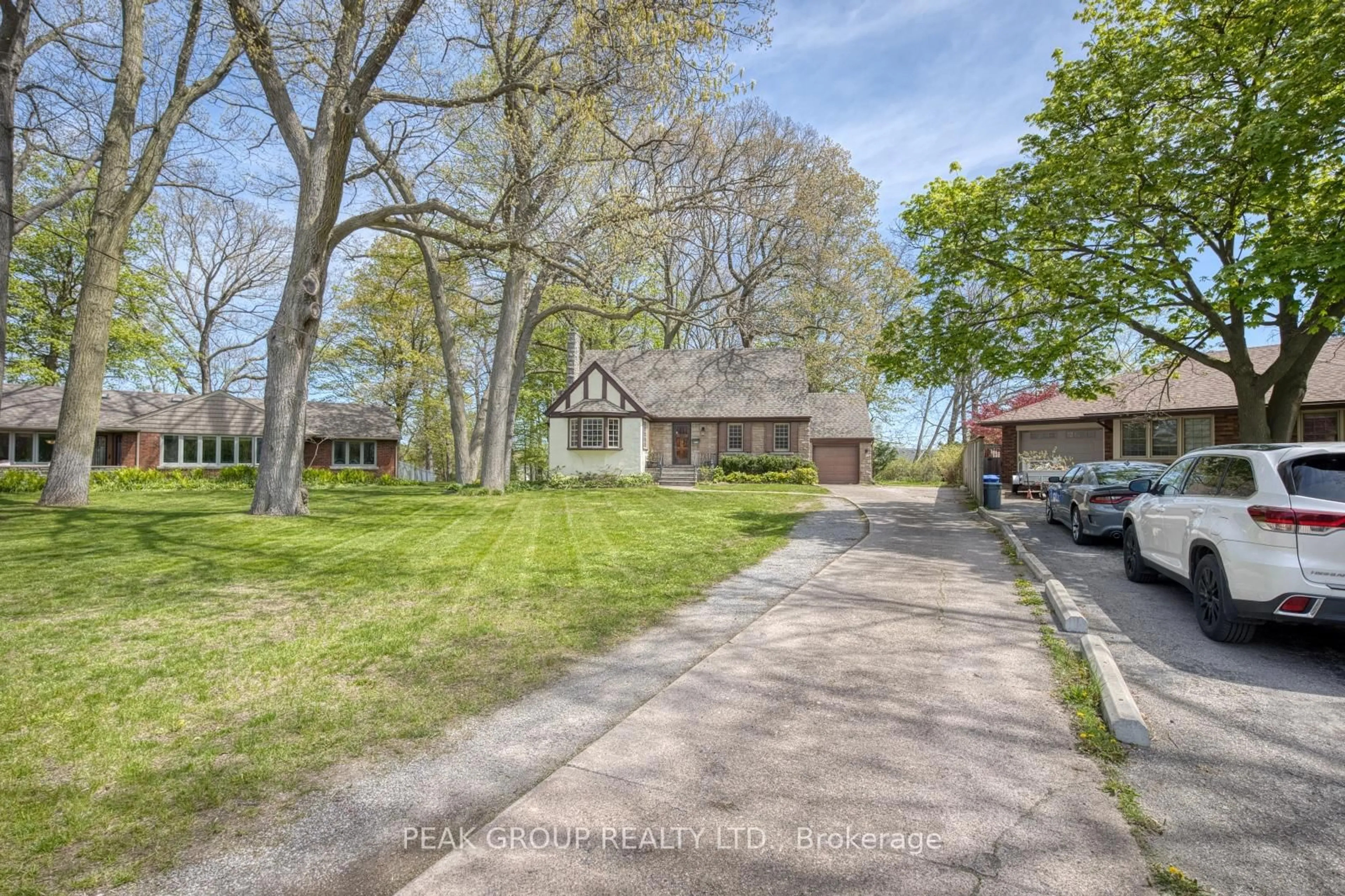 A pic from outside/outdoor area/front of a property/back of a property/a pic from drone, street for 5524 Woodland Blvd, Niagara Falls Ontario L2G 5K5