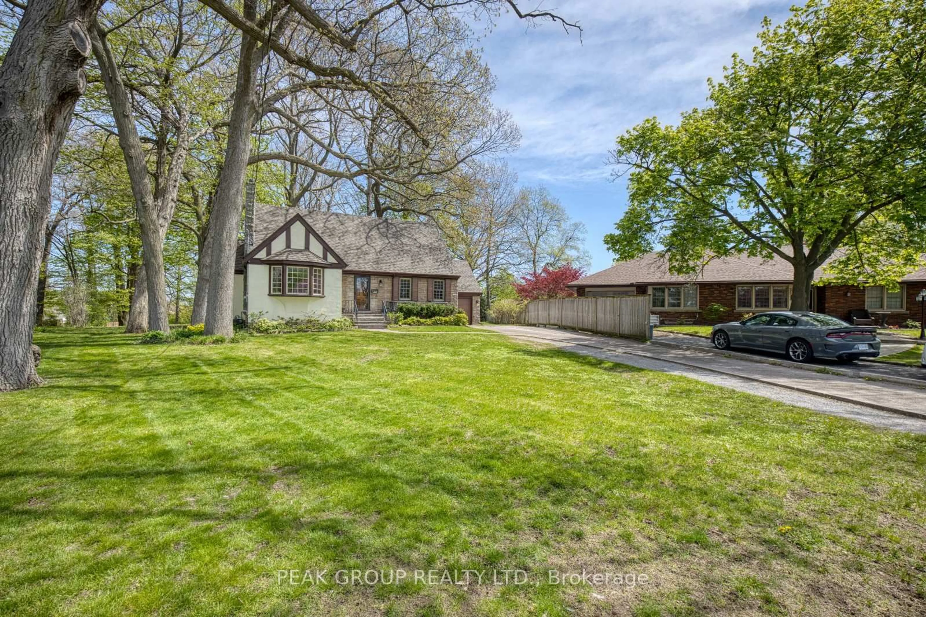 A pic from outside/outdoor area/front of a property/back of a property/a pic from drone, street for 5524 Woodland Blvd, Niagara Falls Ontario L2G 5K5