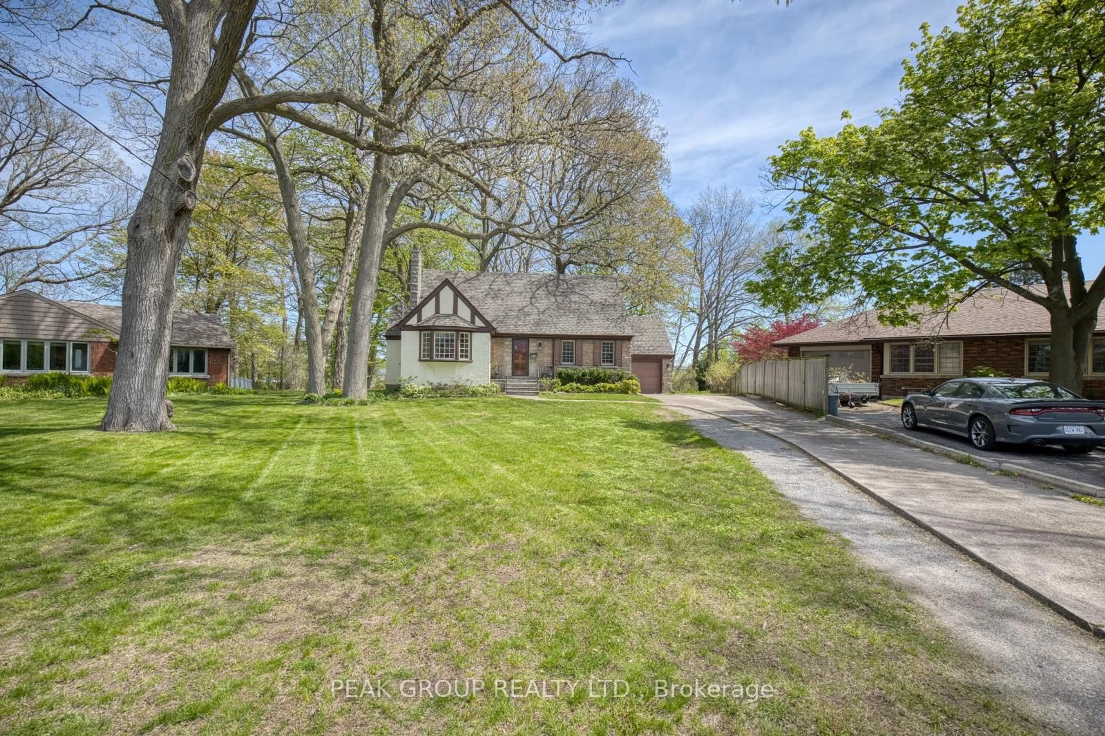 A pic from outside/outdoor area/front of a property/back of a property/a pic from drone, street for 5524 Woodland Blvd, Niagara Falls Ontario L2G 5K5