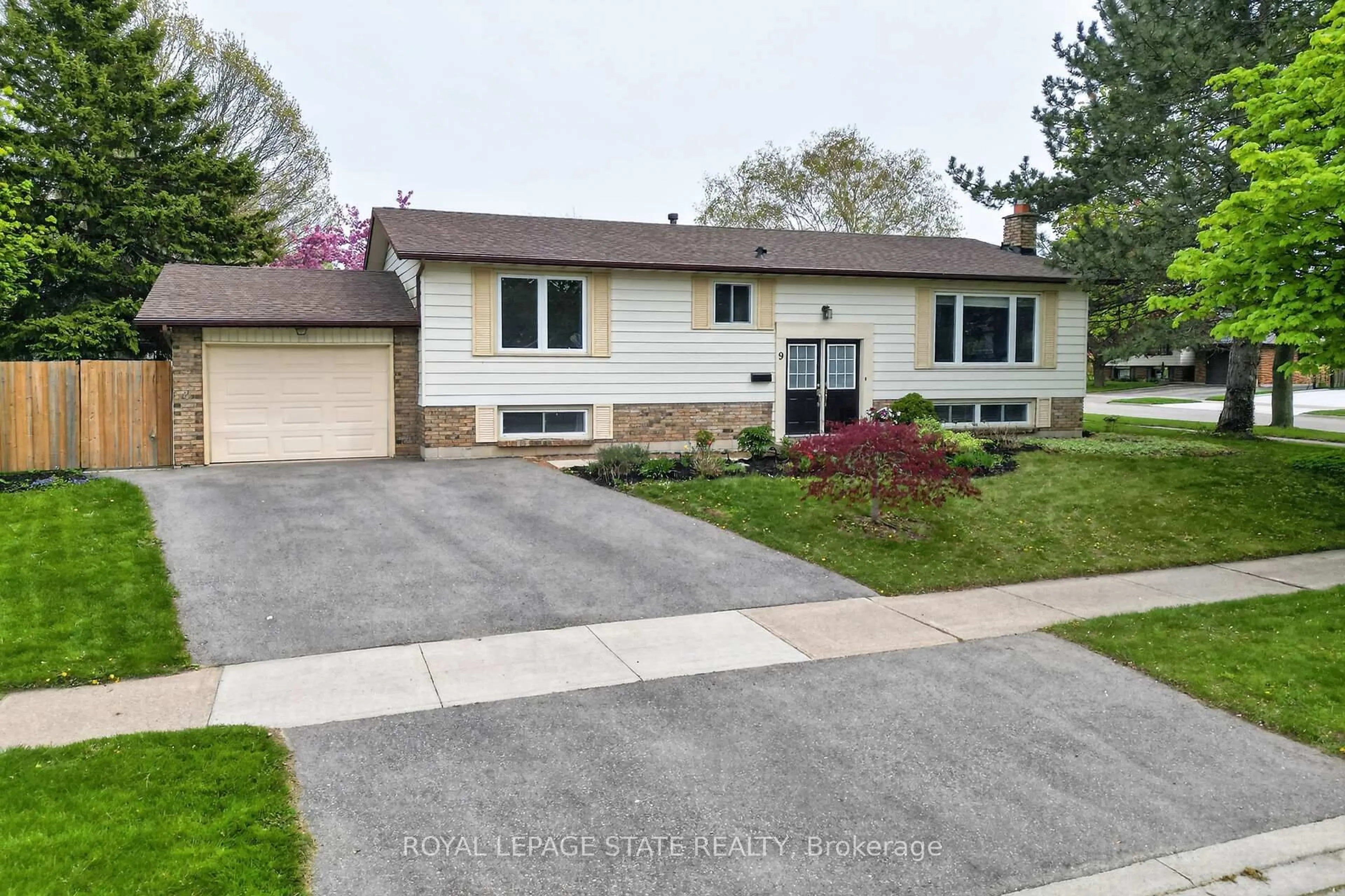 Home with vinyl exterior material, street for 9 Juliana Rd, Grimsby Ontario L3M 4J4