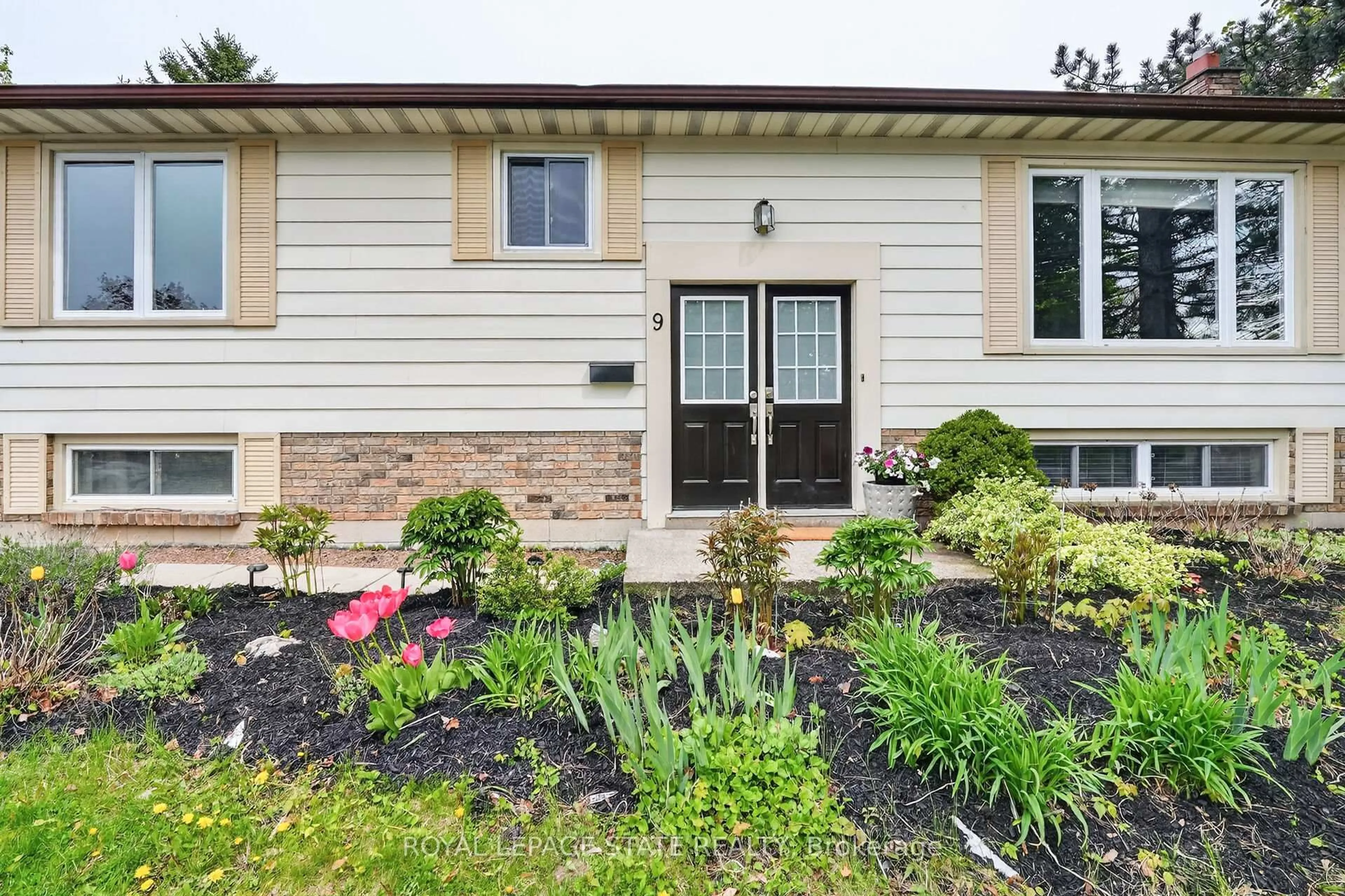 Home with vinyl exterior material, street for 9 Juliana Rd, Grimsby Ontario L3M 4J4