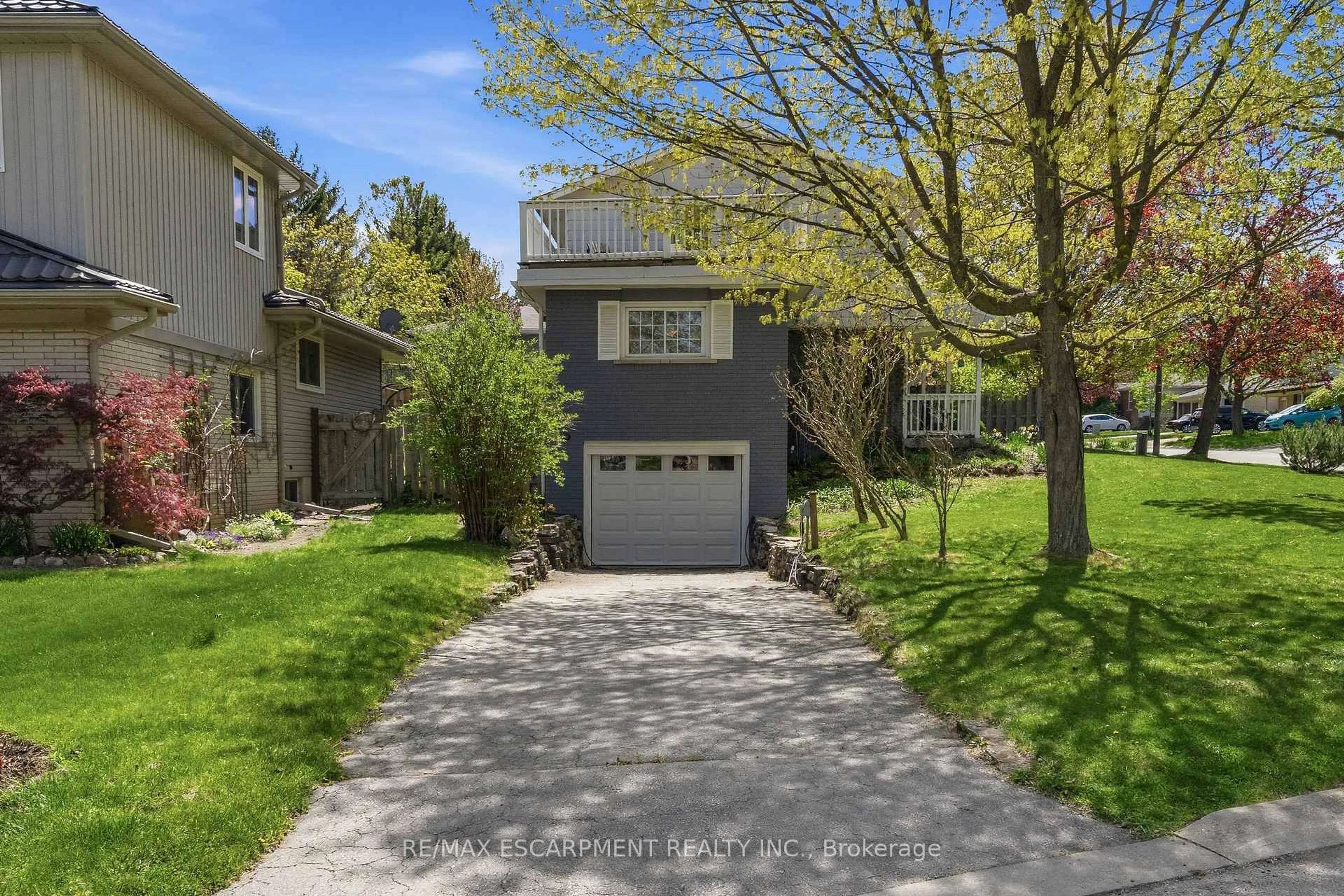 A pic from outside/outdoor area/front of a property/back of a property/a pic from drone, street for 66 Skyline Dr, Hamilton Ontario L9C 3S6