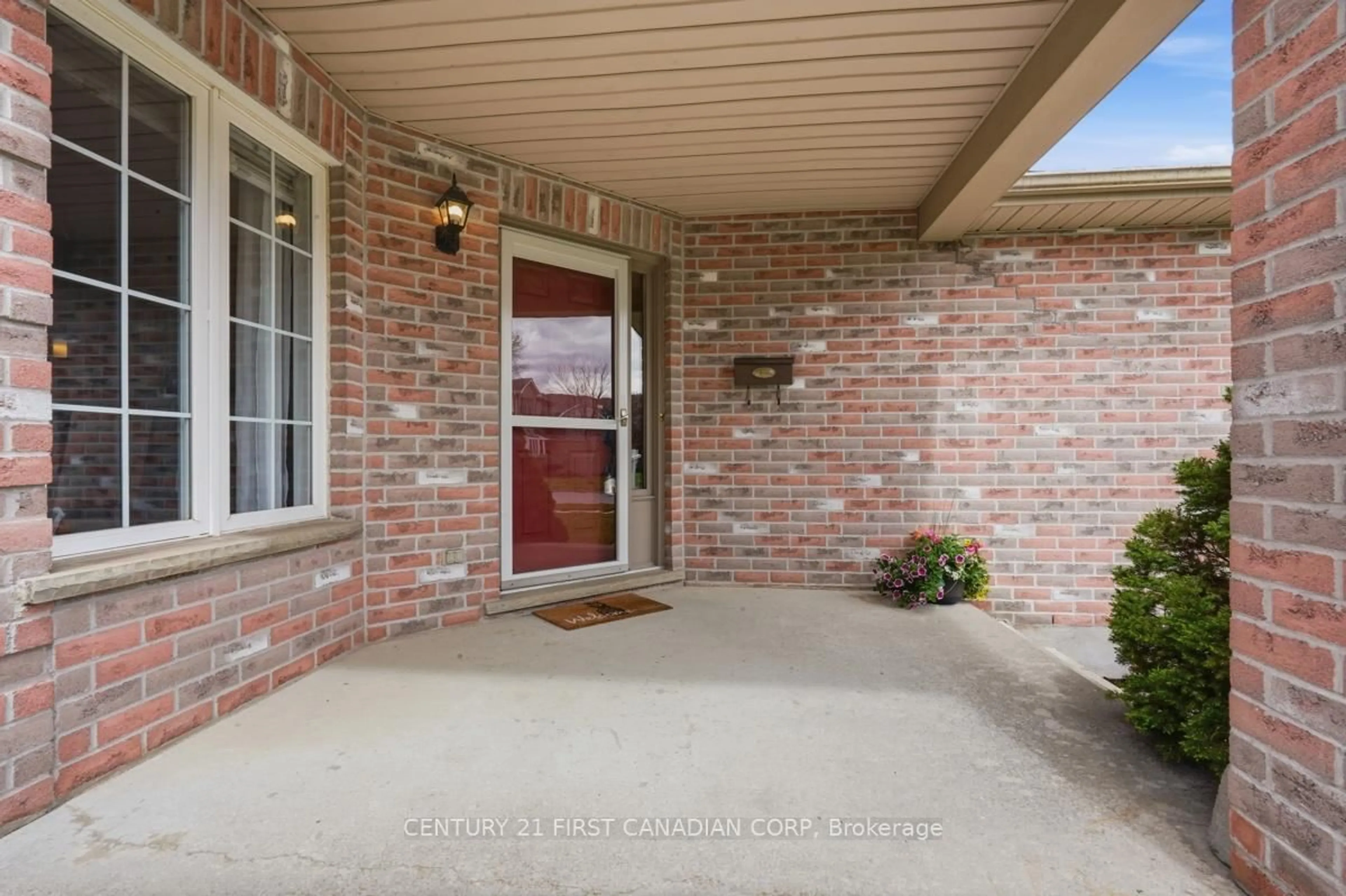 Indoor entryway for 792 Guildwood Blvd, London North Ontario N6H 5G2