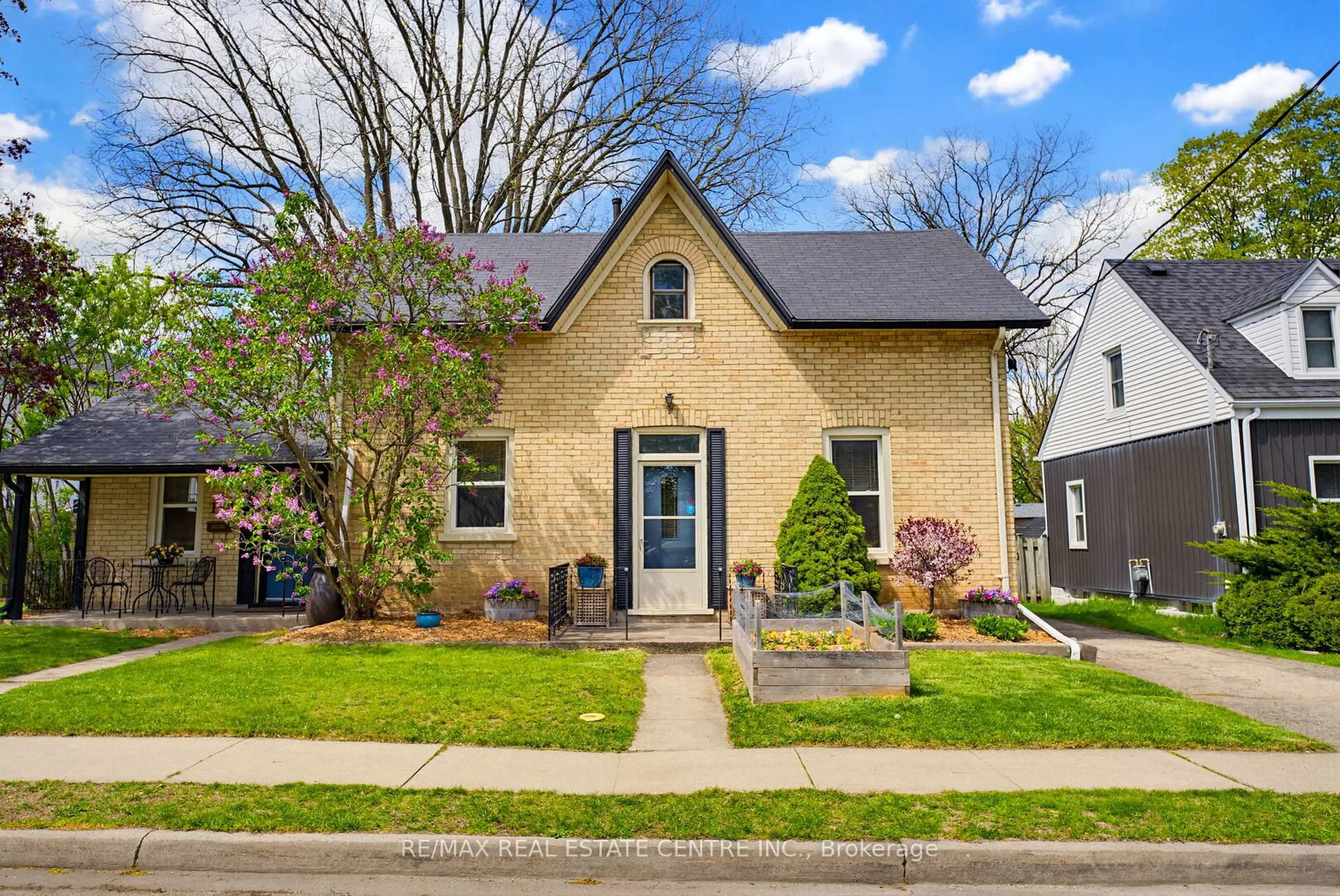 Home with brick exterior material, street for 112 Victoria Ave, Cambridge Ontario N1S 1X9