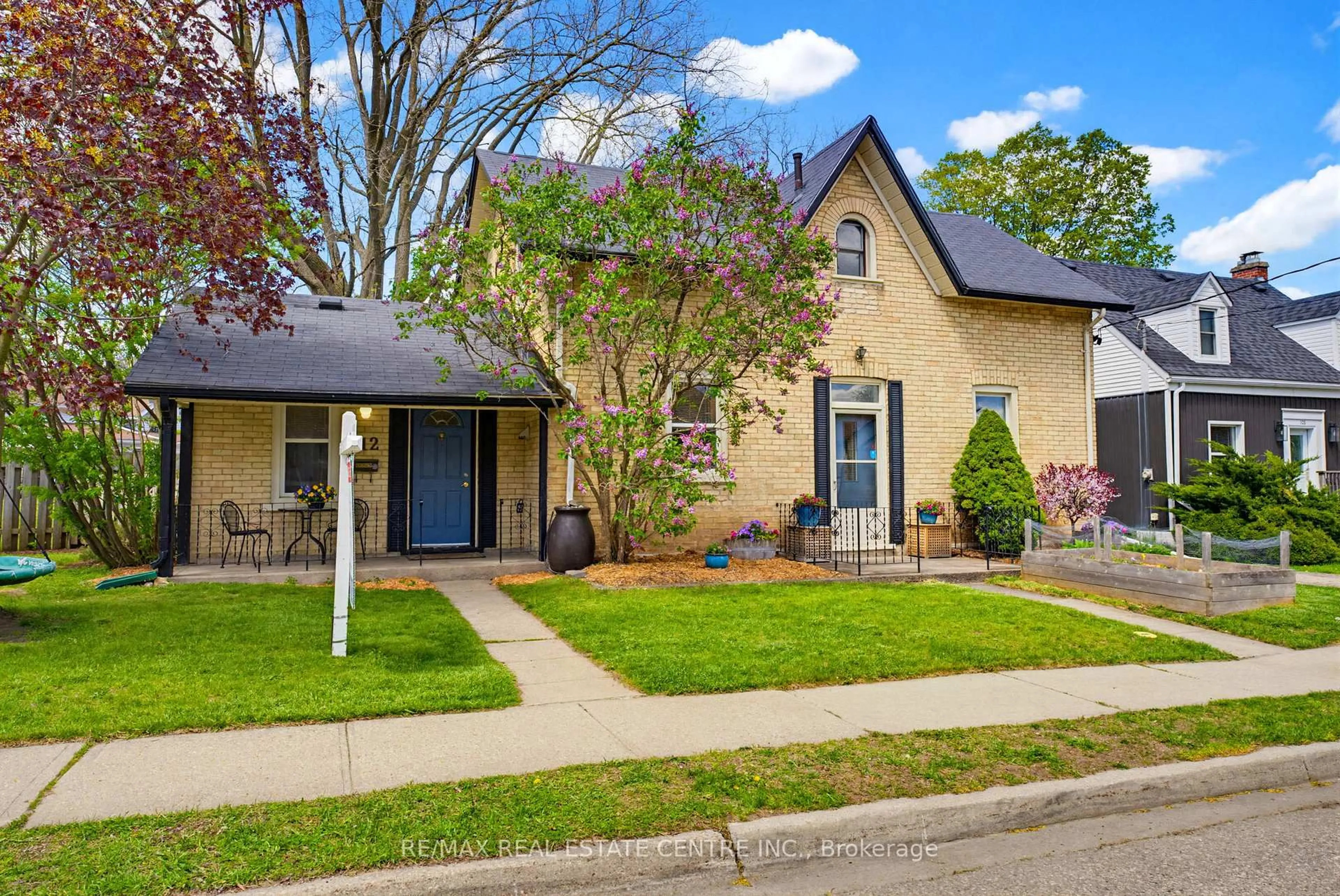 Home with brick exterior material, street for 112 Victoria Ave, Cambridge Ontario N1S 1X9