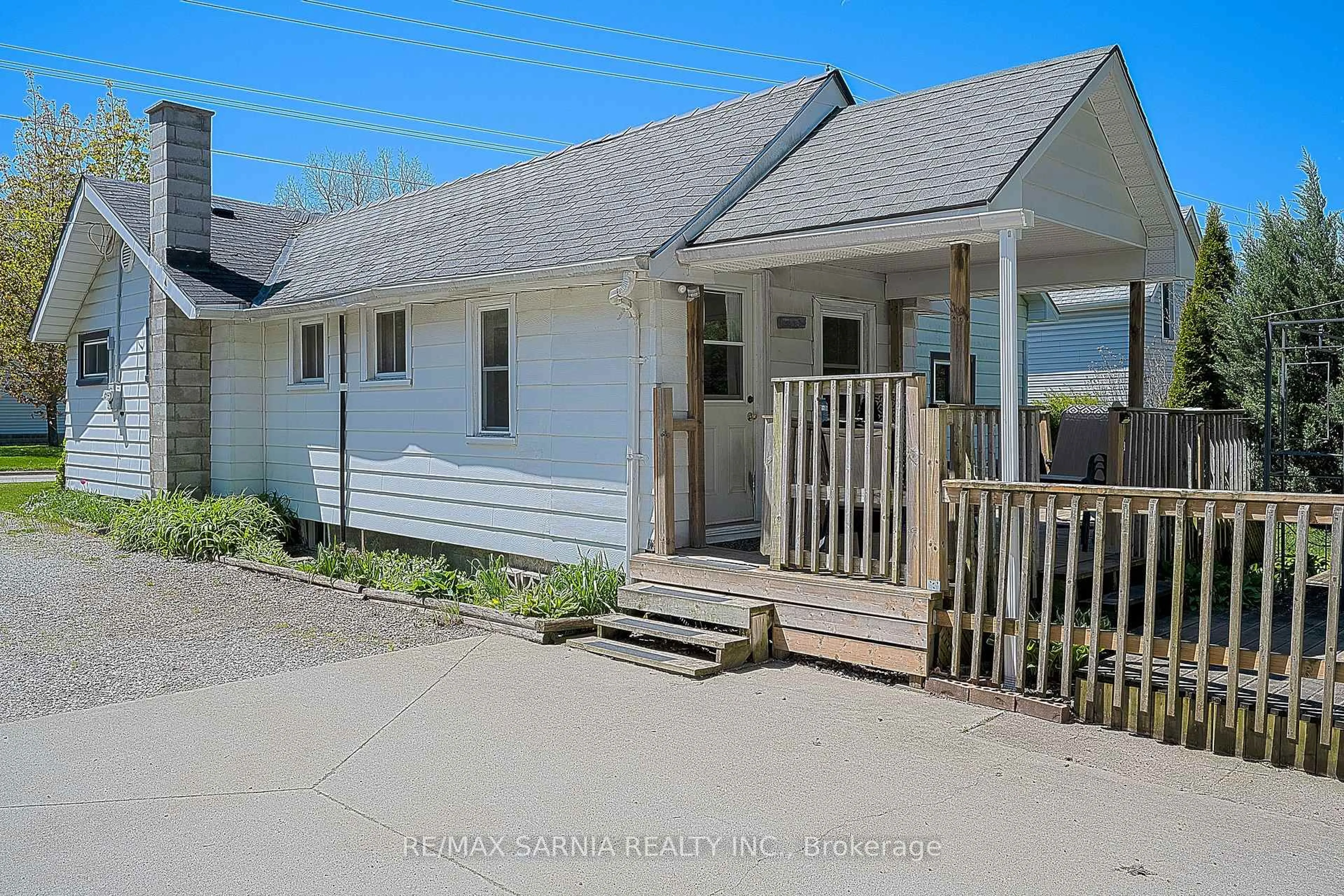 A pic from outside/outdoor area/front of a property/back of a property/a pic from drone, street for 6238 TOWNSEND Line, Lambton Shores Ontario N0N 1J0