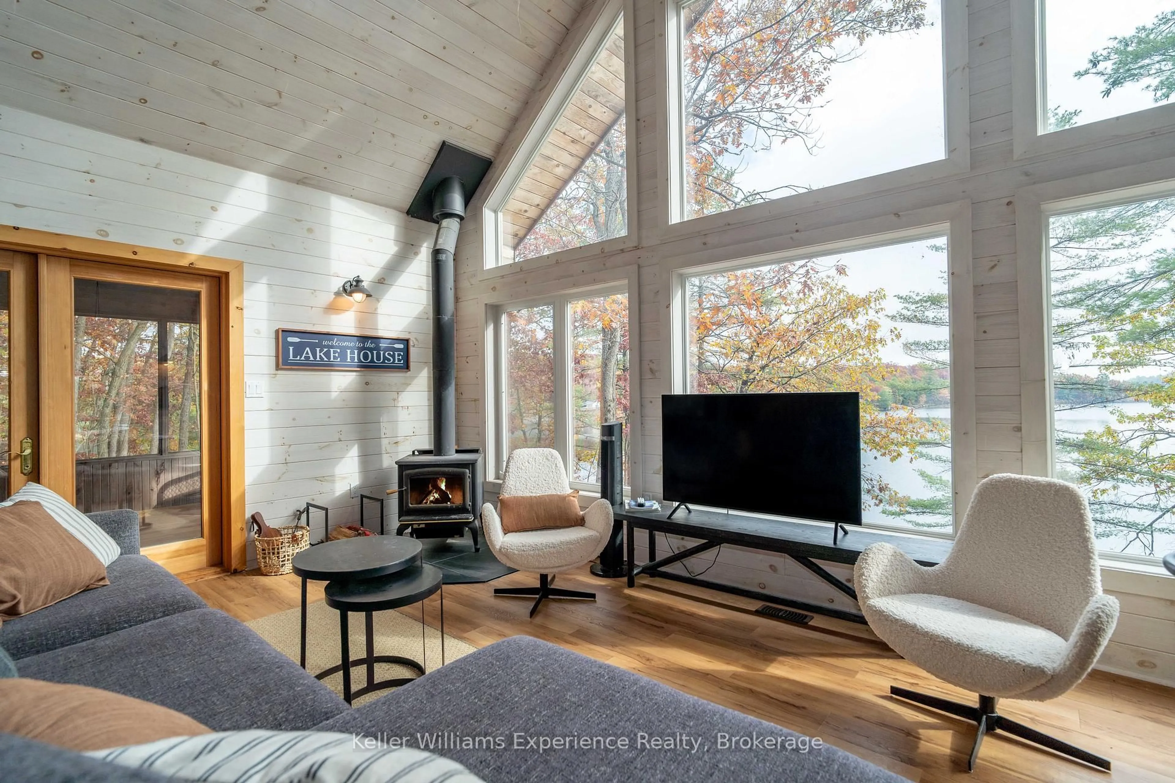 Living room with furniture, unknown for 1317 West Lionshead Rd, Gravenhurst Ontario N0H 1W0