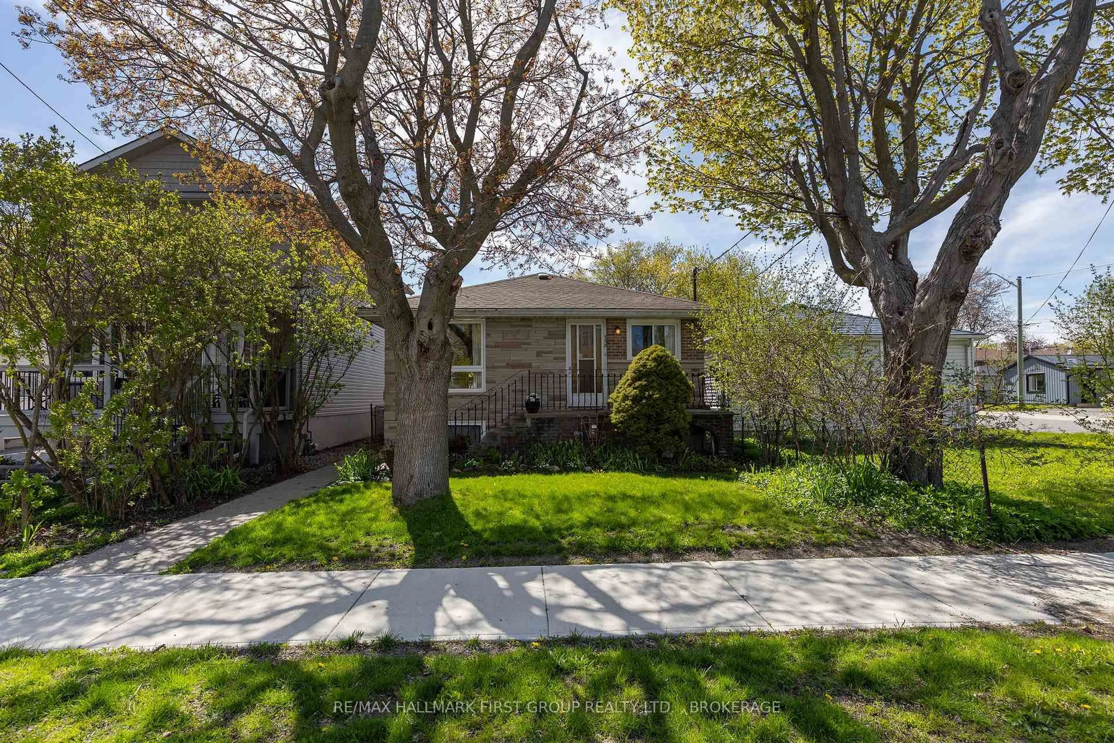 A pic from outside/outdoor area/front of a property/back of a property/a pic from drone, street for 738 Victoria St, Kingston Ontario K7K 4S7