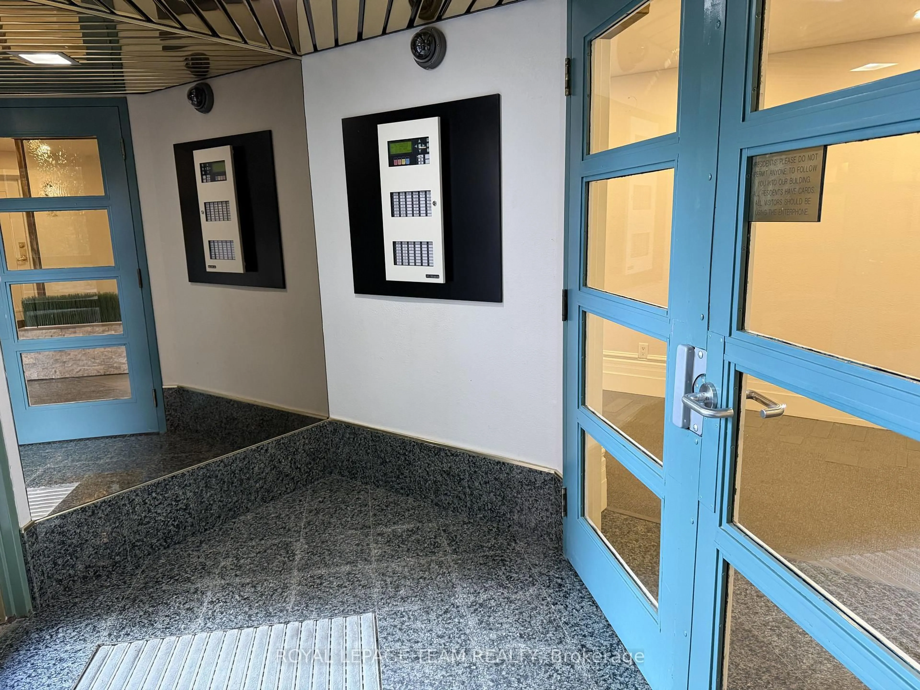 Indoor foyer for 550 Cambridge St #102, Ottawa Ontario K1S 5N3